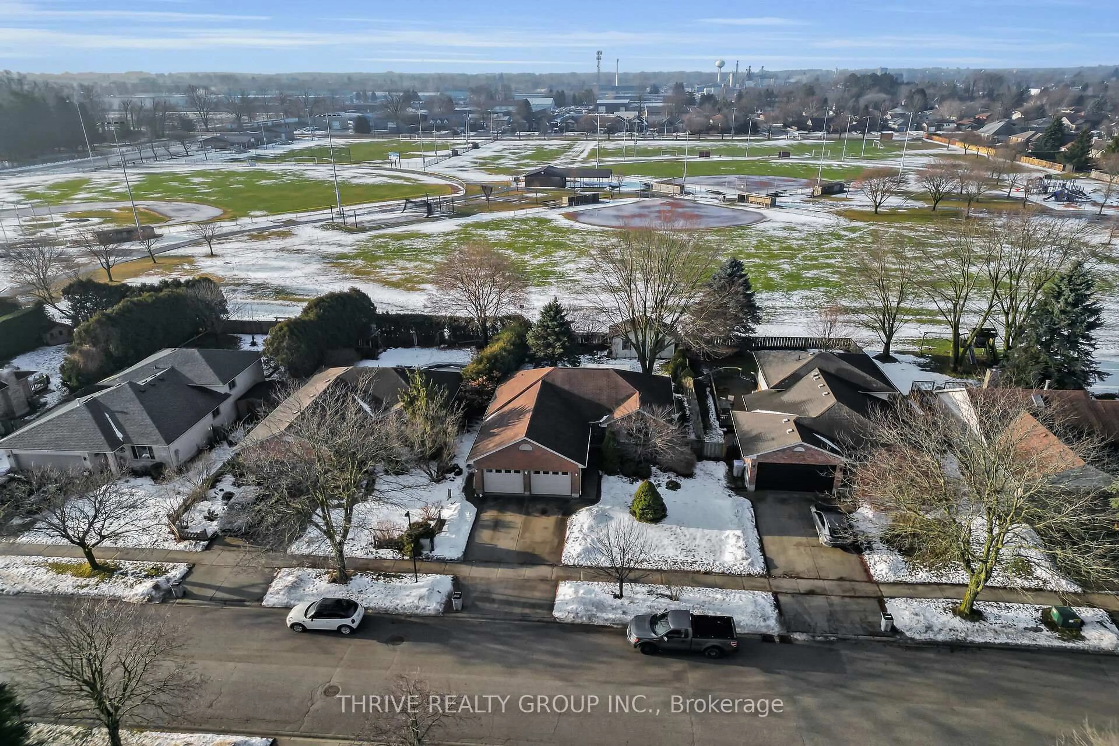A pic from outside/outdoor area/front of a property/back of a property/a pic from drone, city buildings view from balcony for 24 Parkview Cres, Strathroy-Caradoc Ontario N7G 4A3