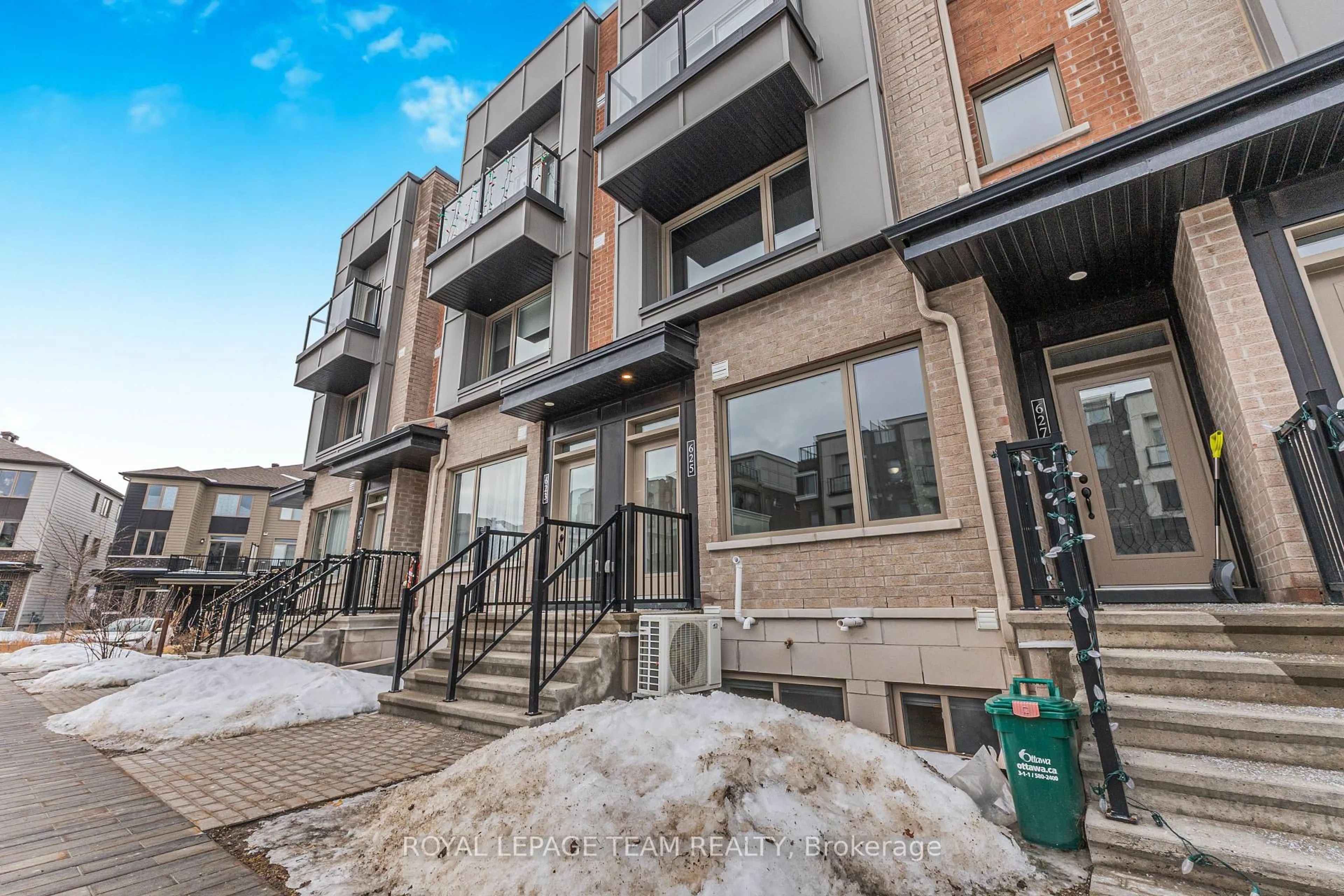 Patio, street for 625 Makwa Private, Ottawa Ontario K1K 5A4