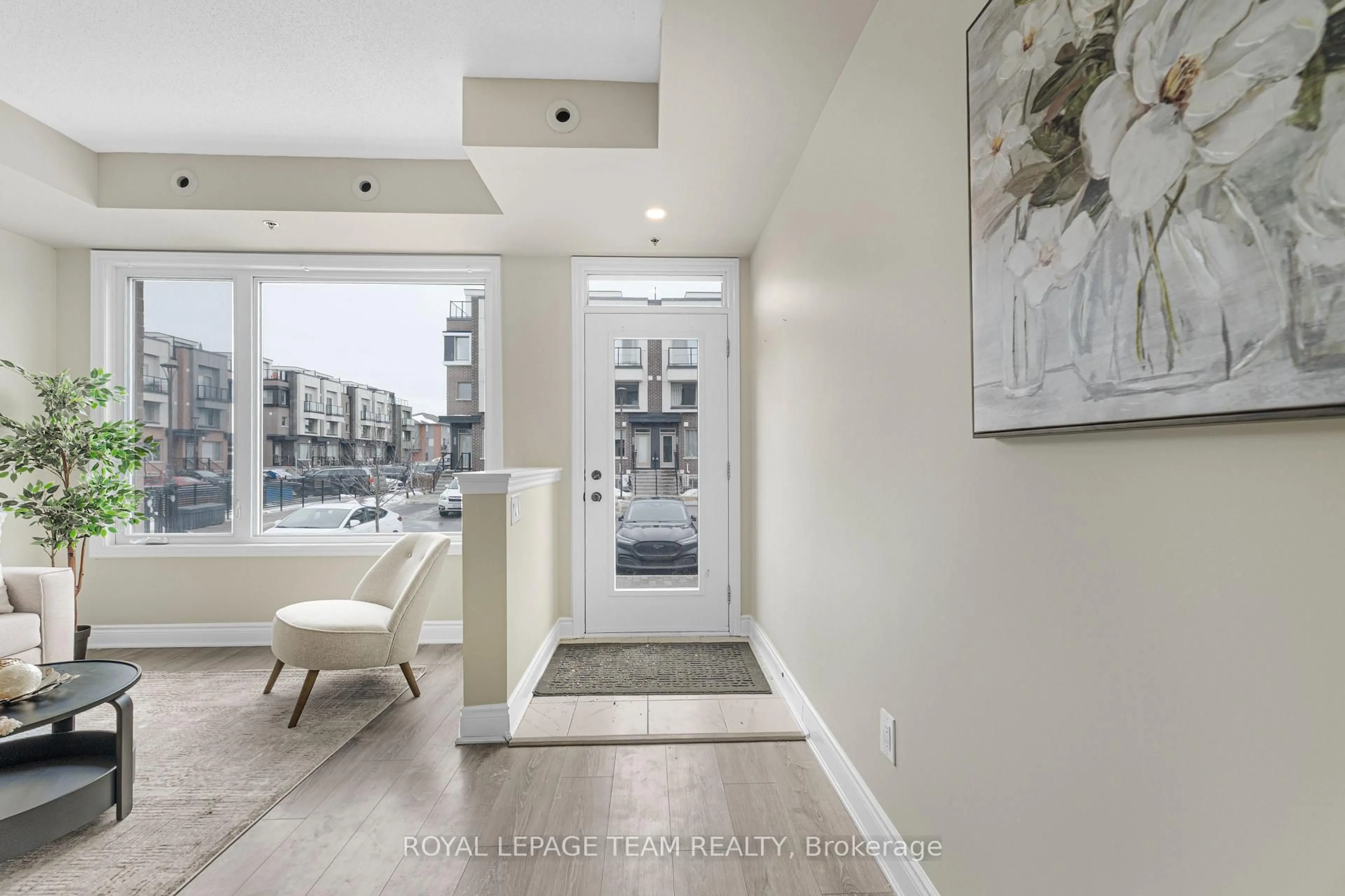 Indoor entryway for 625 Makwa Private, Ottawa Ontario K1K 5A4