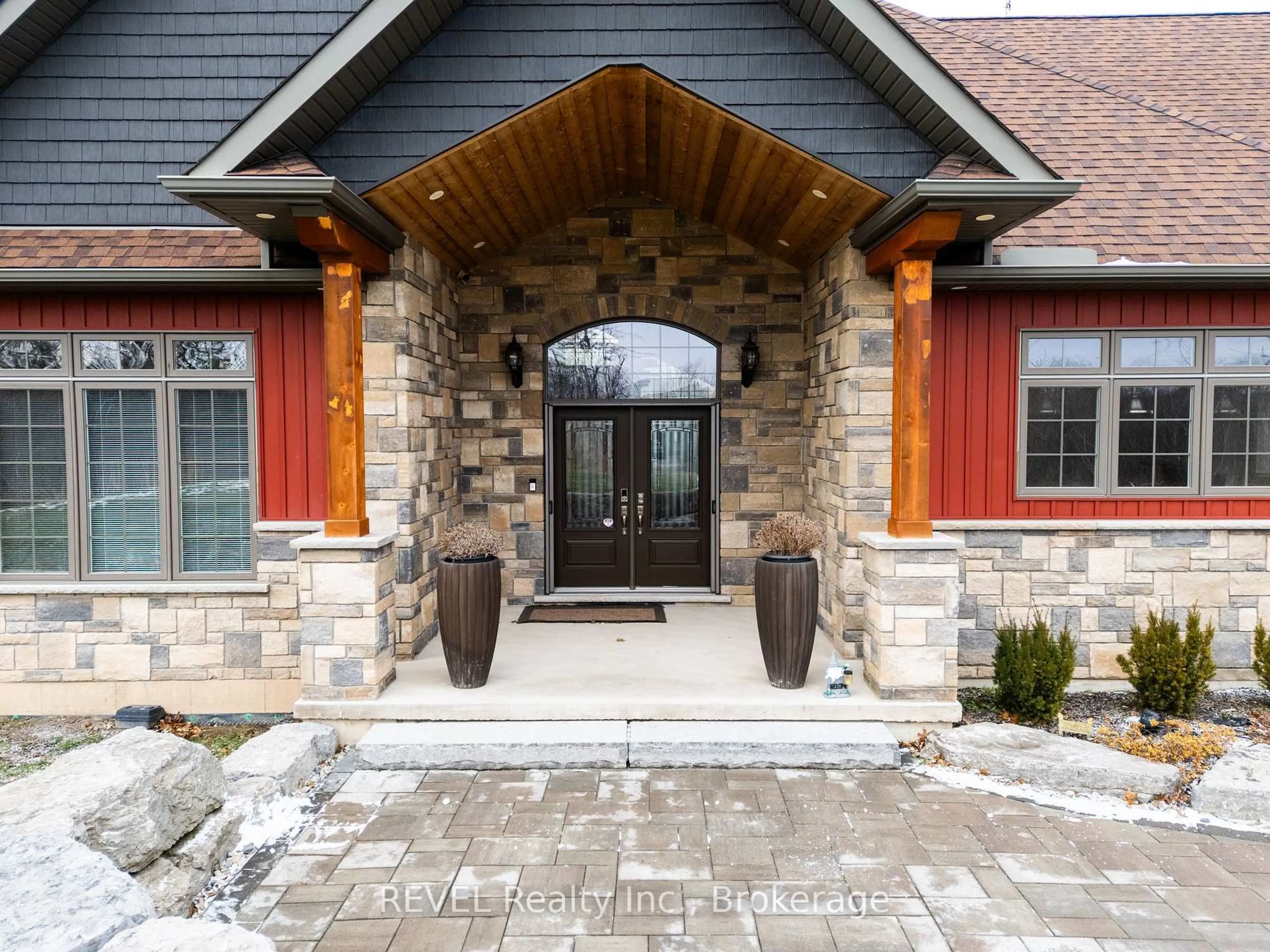 Indoor entryway for 1041 Oakhill Blvd, Fort Erie Ontario L0S 1N0