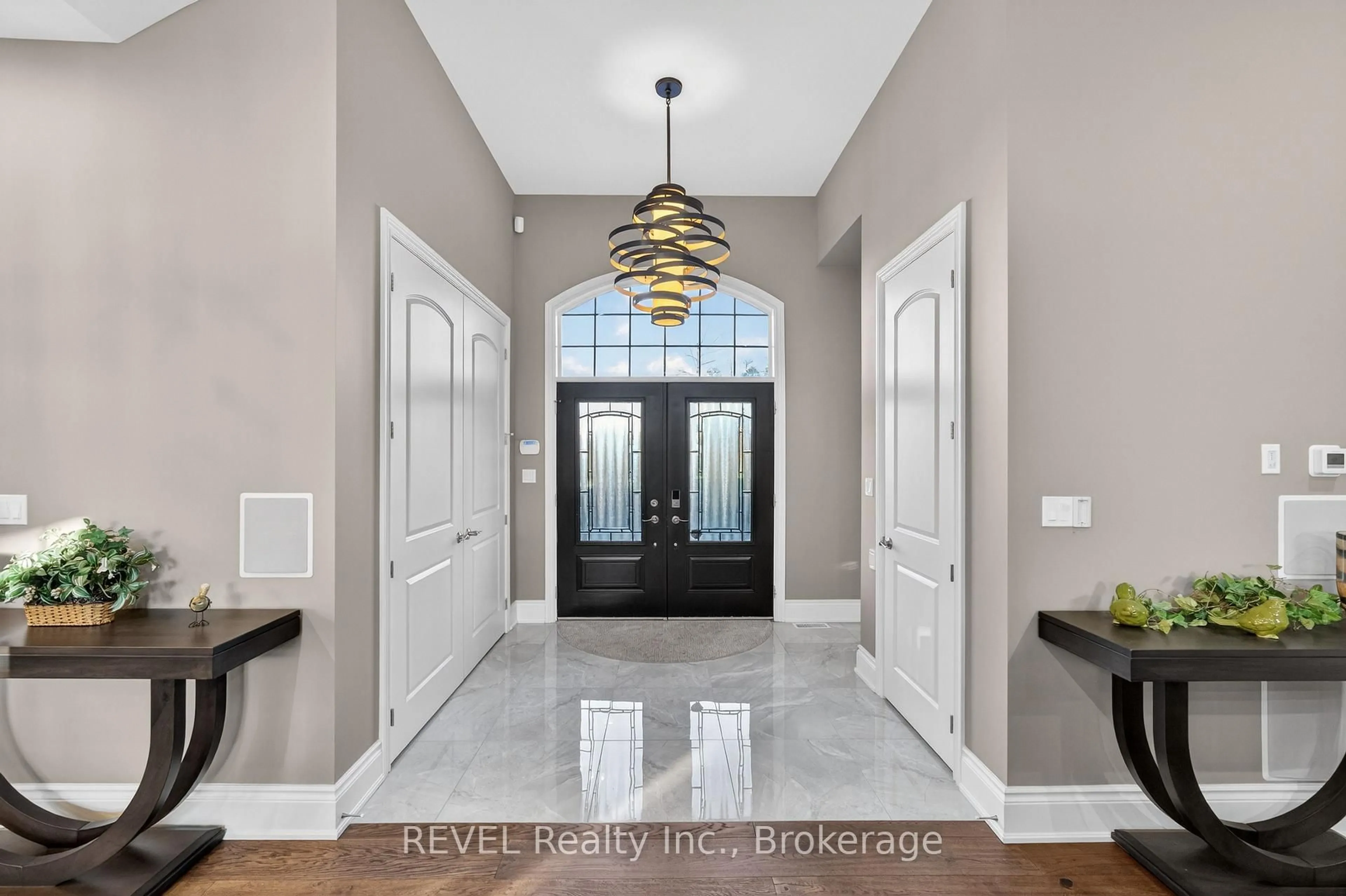Indoor entryway for 1041 Oakhill Blvd, Fort Erie Ontario L0S 1N0