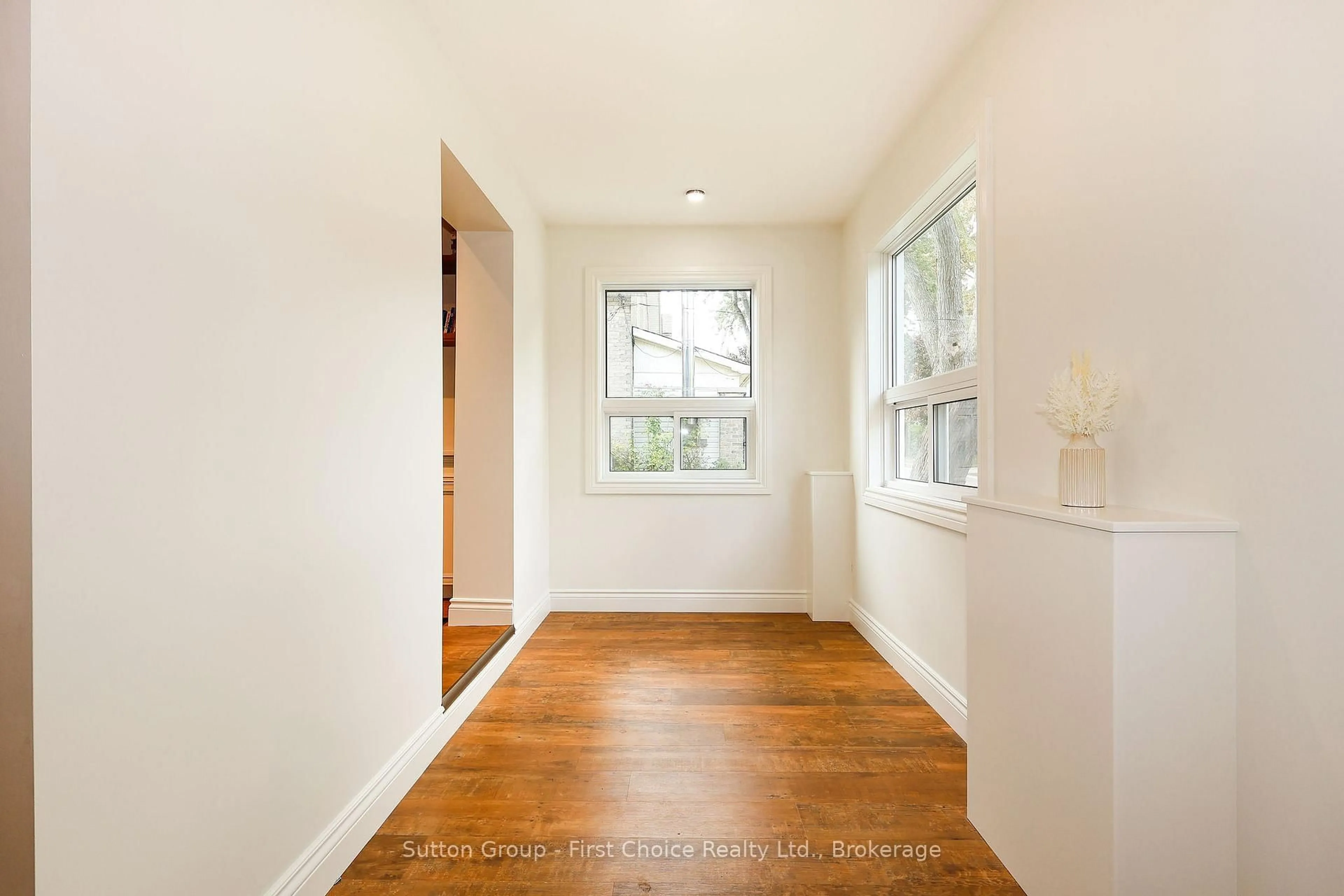 Indoor entryway for 36 Mcnab St, Stratford Ontario N5A 1Y9