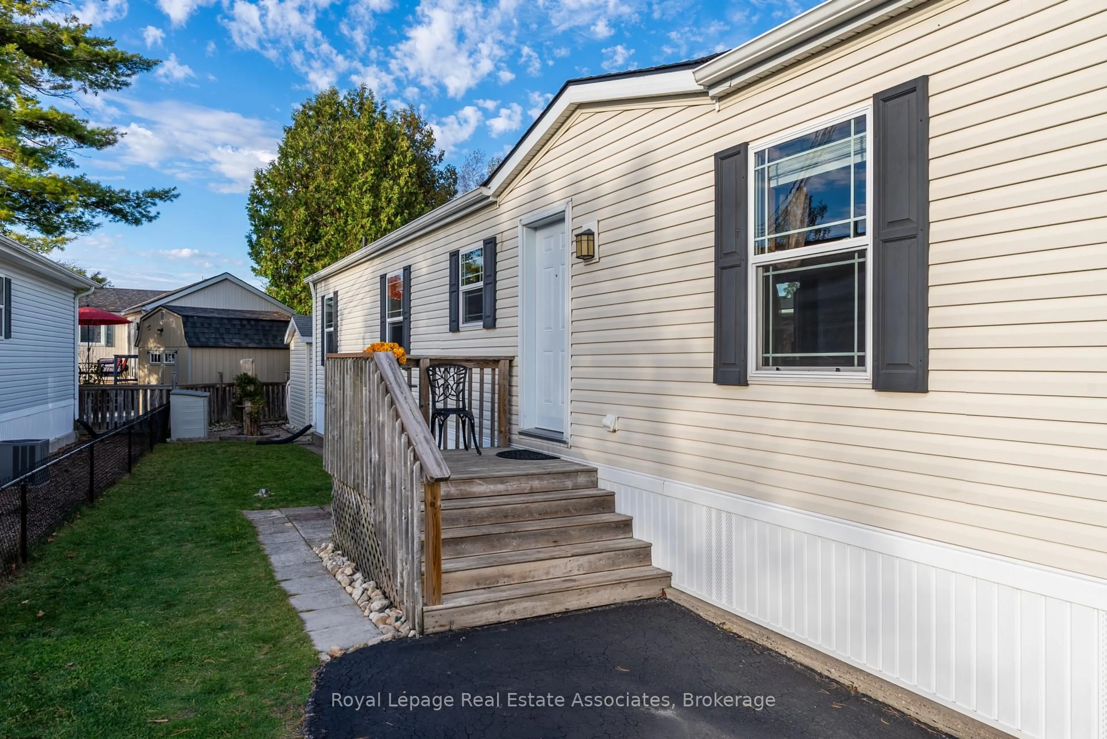 Home with vinyl exterior material, street for 41 Cedarbush Cres, Puslinch Ontario N0B 2J0