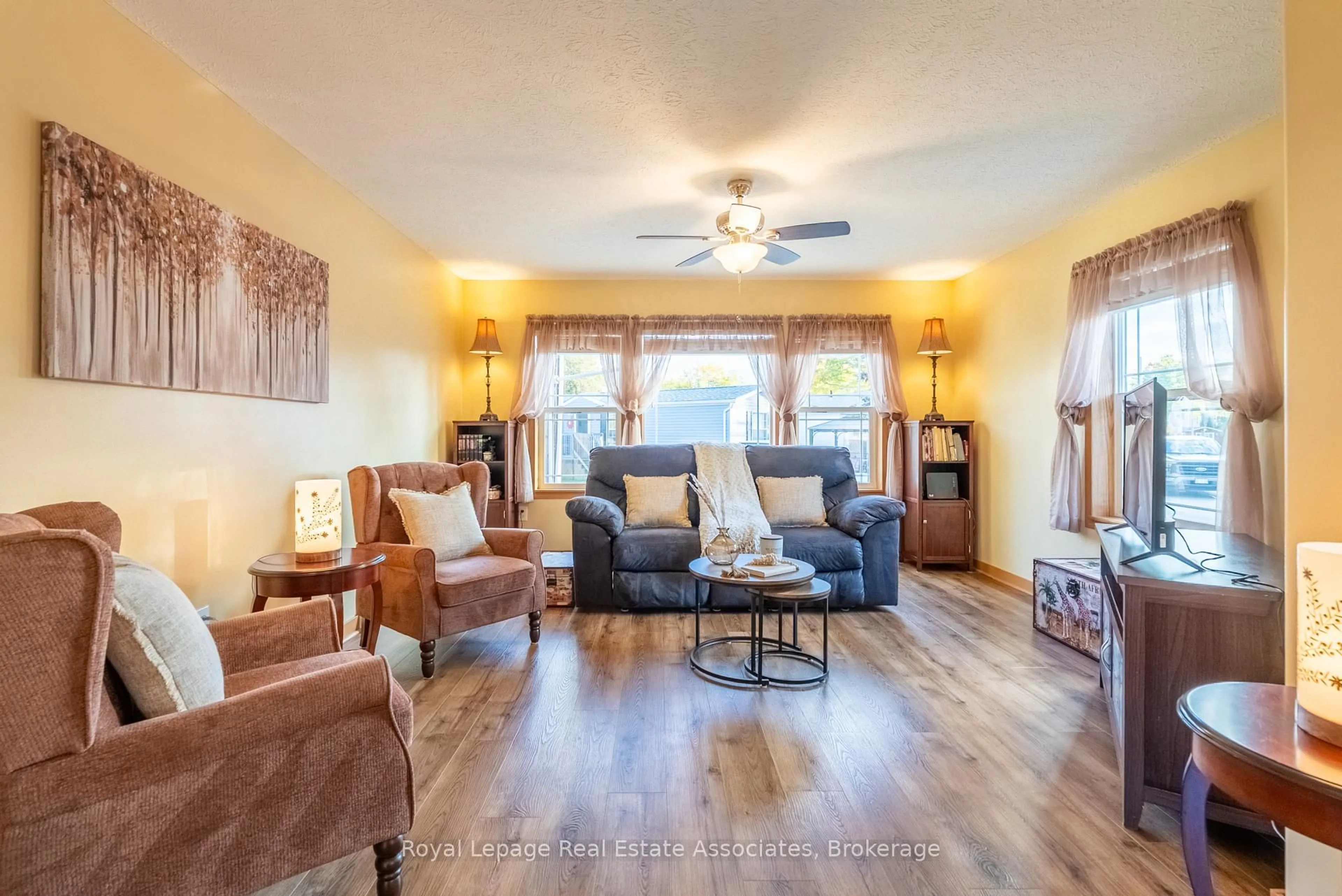 Living room with furniture, unknown for 41 Cedarbush Cres, Puslinch Ontario N0B 2J0