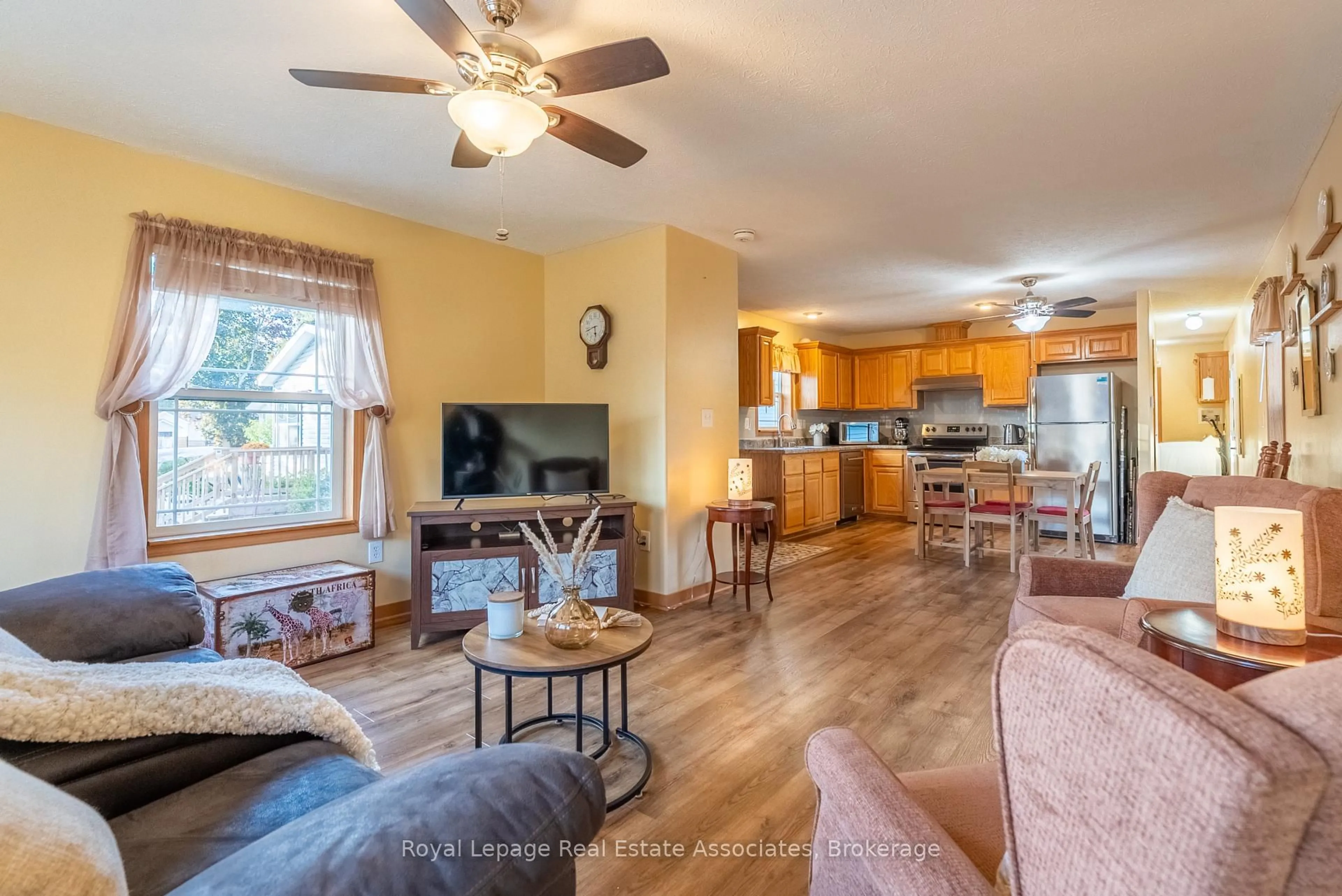 Living room with furniture, unknown for 41 Cedarbush Cres, Puslinch Ontario N0B 2J0