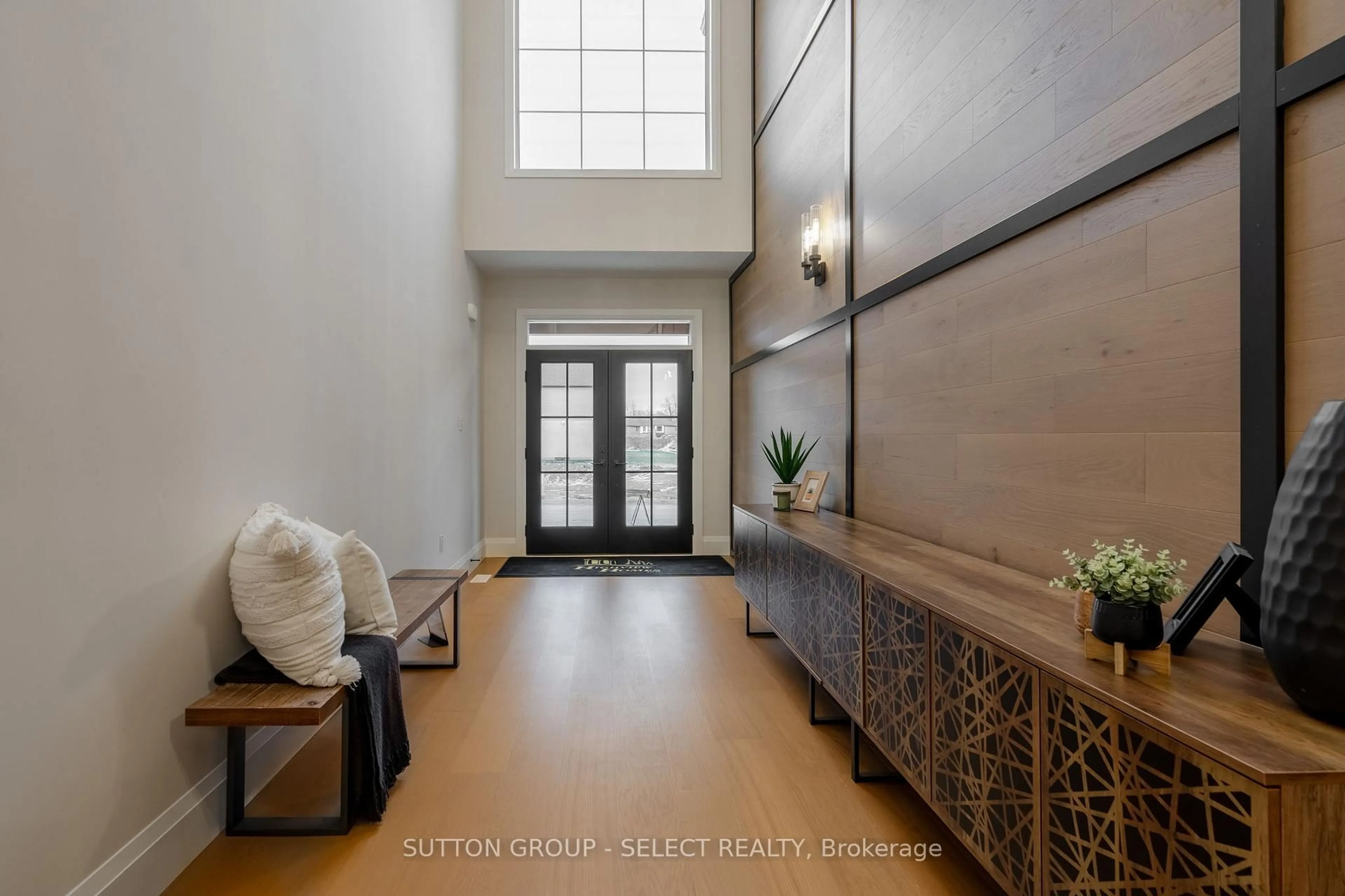 Indoor entryway for 6343 HEATHWOODS Ave, London South Ontario N6P 1H5