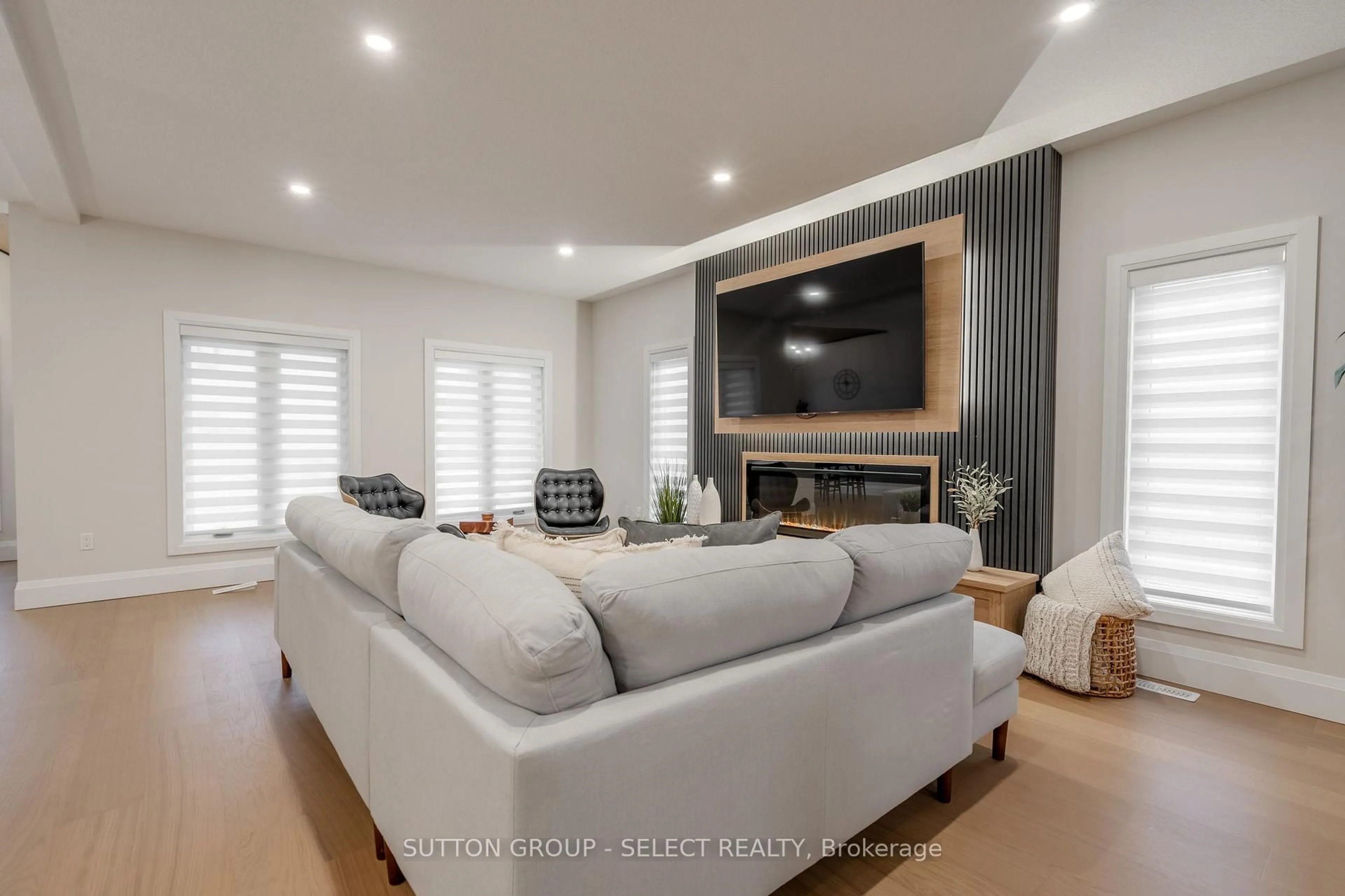 Living room with furniture, unknown for 6343 HEATHWOODS Ave, London South Ontario N6P 1H5