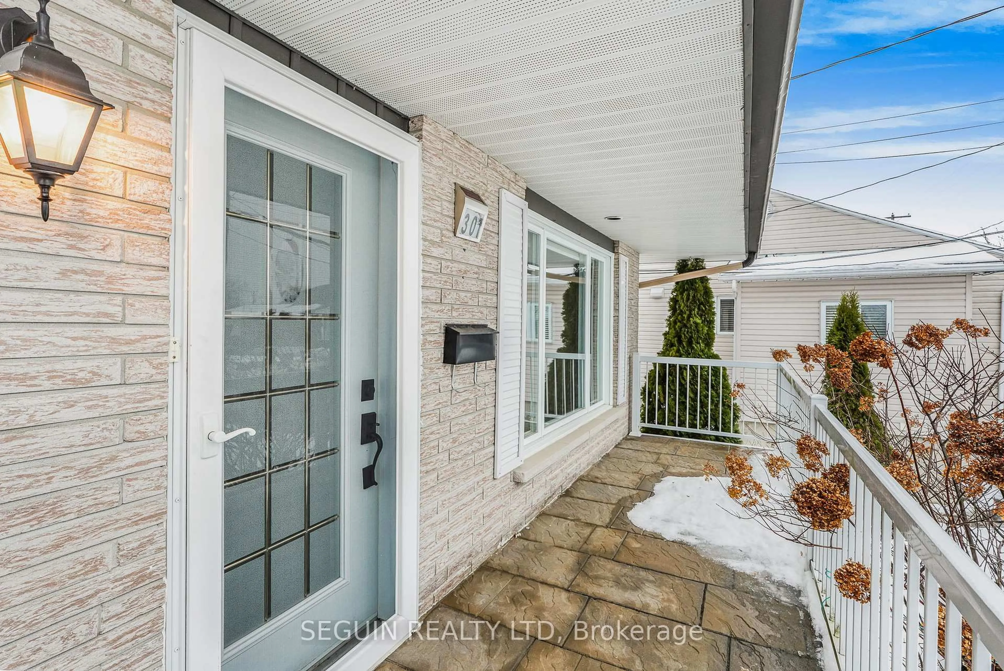 Indoor entryway for 301-303 Chamberlain St, Hawkesbury Ontario K6A 2G3