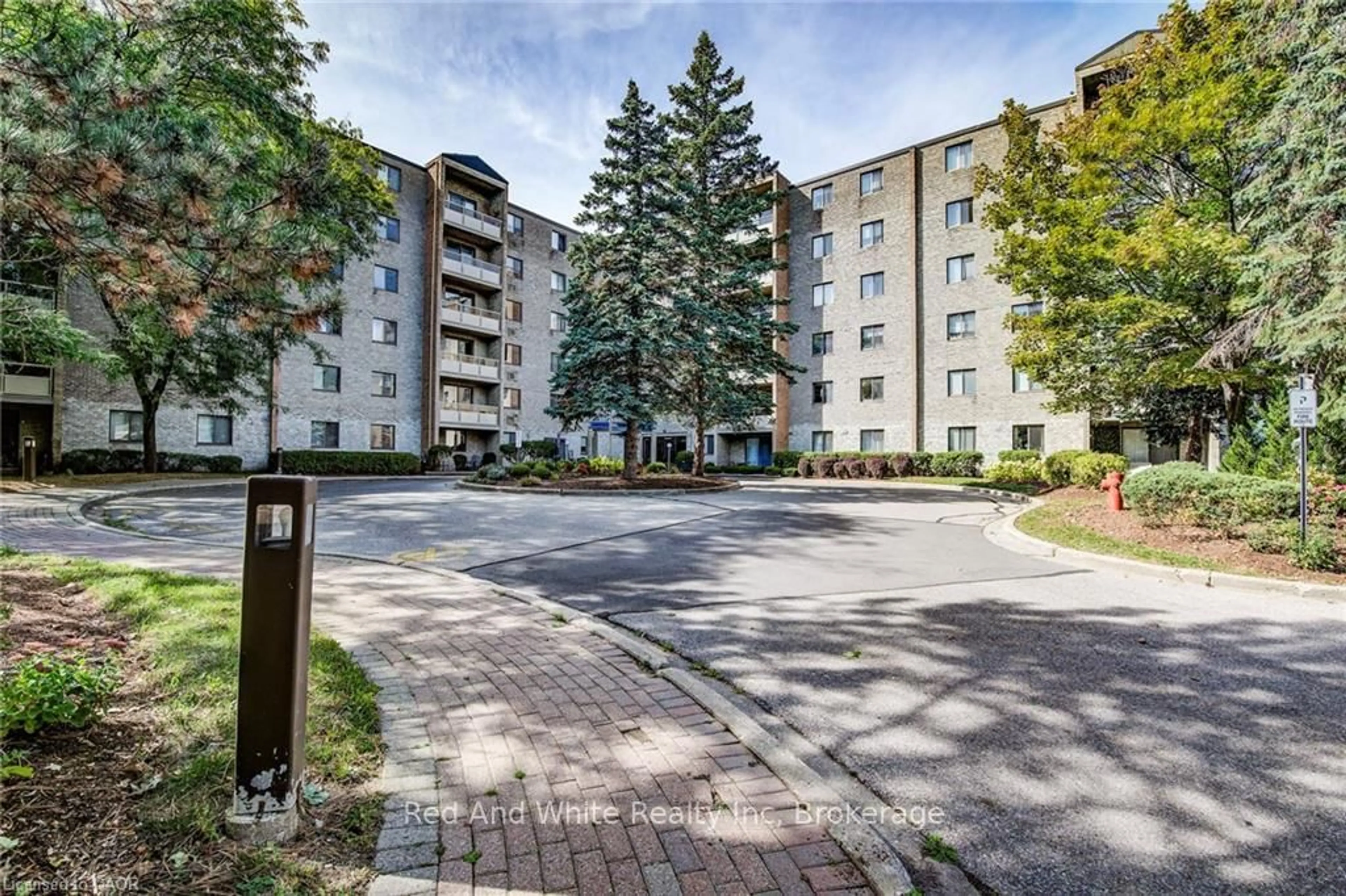Patio, street for 89 Westwood Rd #405, Guelph Ontario N1H 7J6