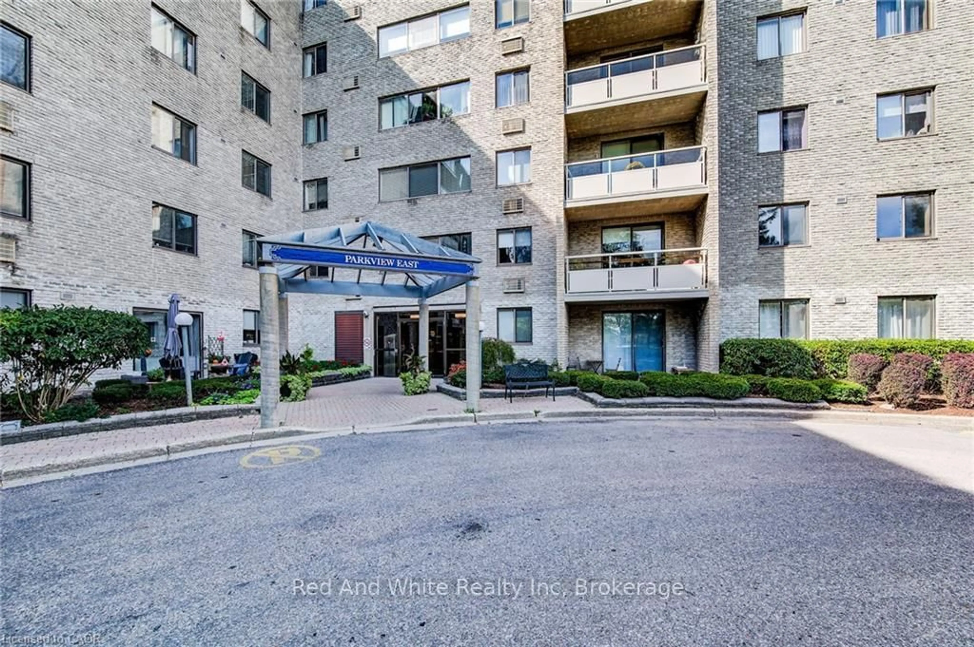 Indoor foyer for 89 Westwood Rd #405, Guelph Ontario N1H 7J6