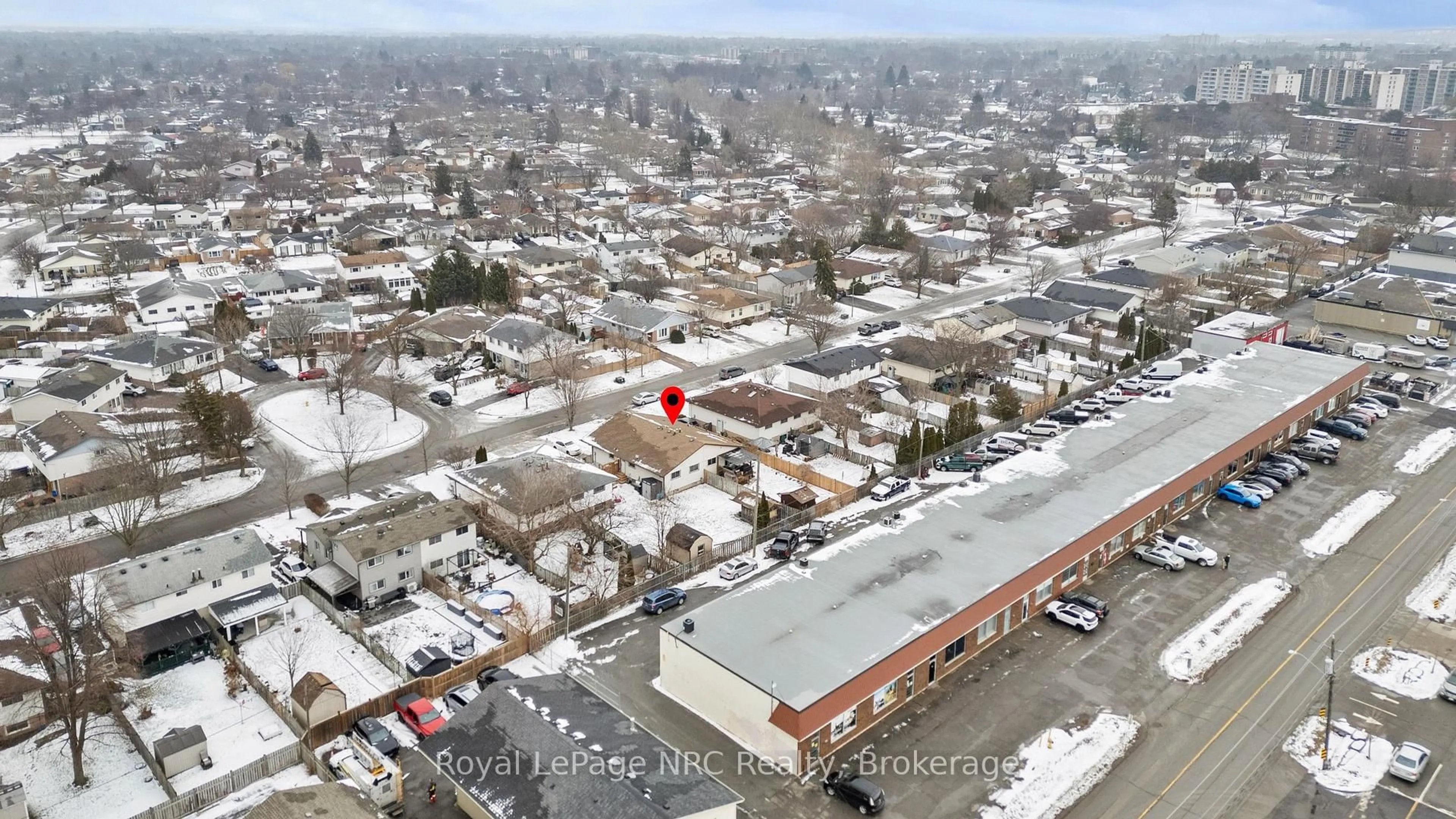 A pic from outside/outdoor area/front of a property/back of a property/a pic from drone, unknown for 40 Bula Dr, St. Catharines Ontario L2N 6R6