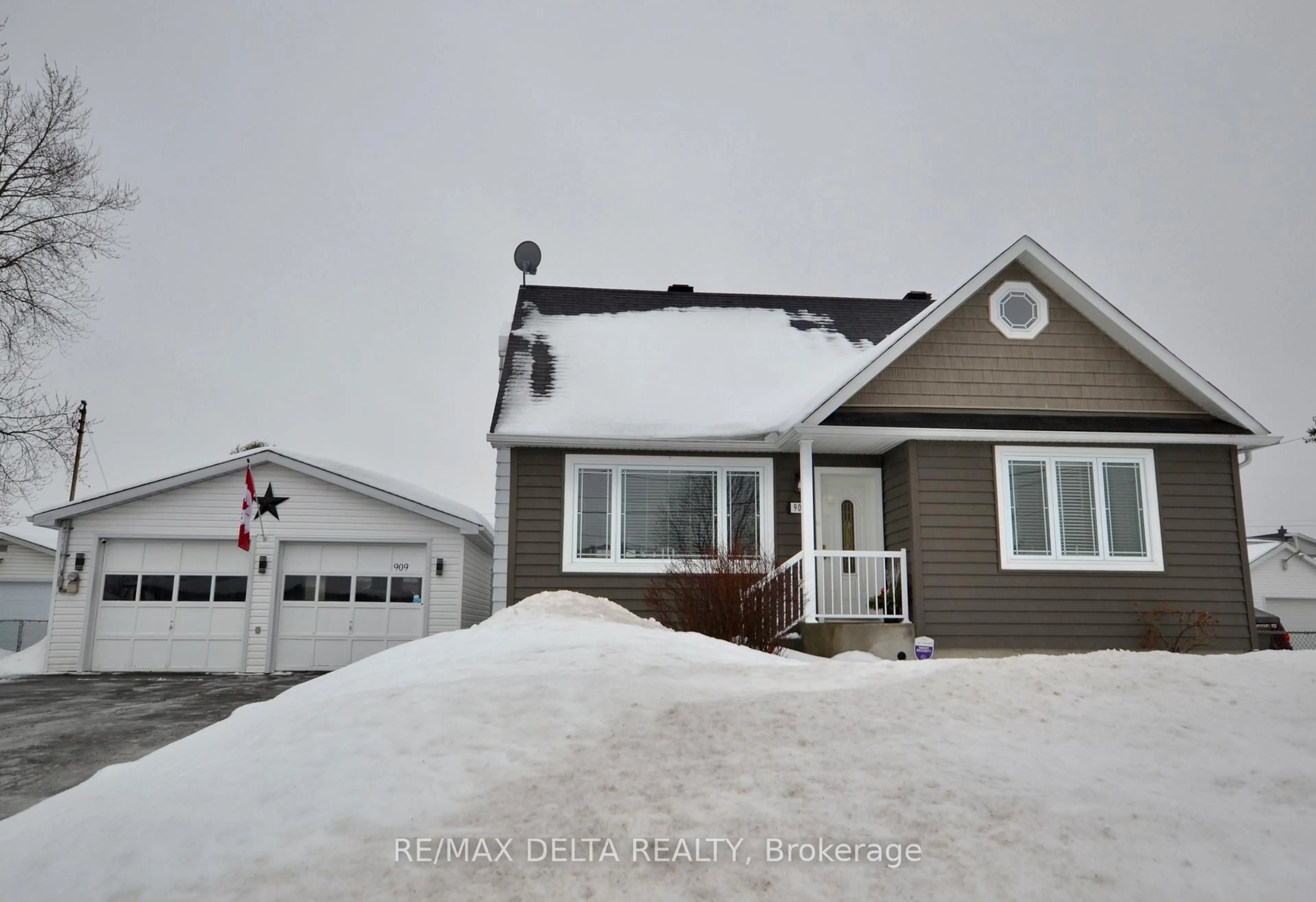 A pic from outside/outdoor area/front of a property/back of a property/a pic from drone, street for 909 Chapman St, Clarence-Rockland Ontario K4K 1E5