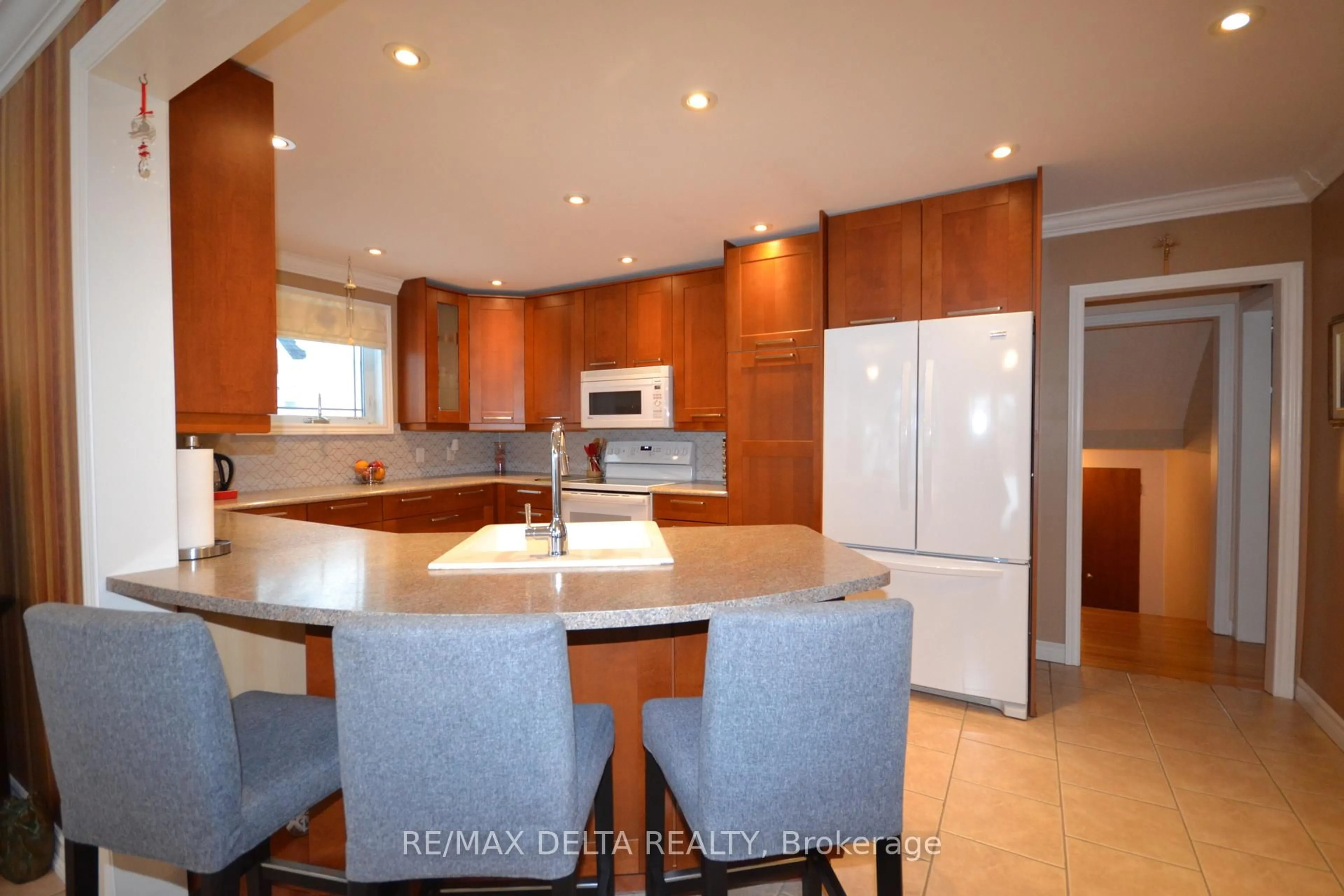 Open concept kitchen, ceramic/tile floor for 909 Chapman St, Clarence-Rockland Ontario K4K 1E5