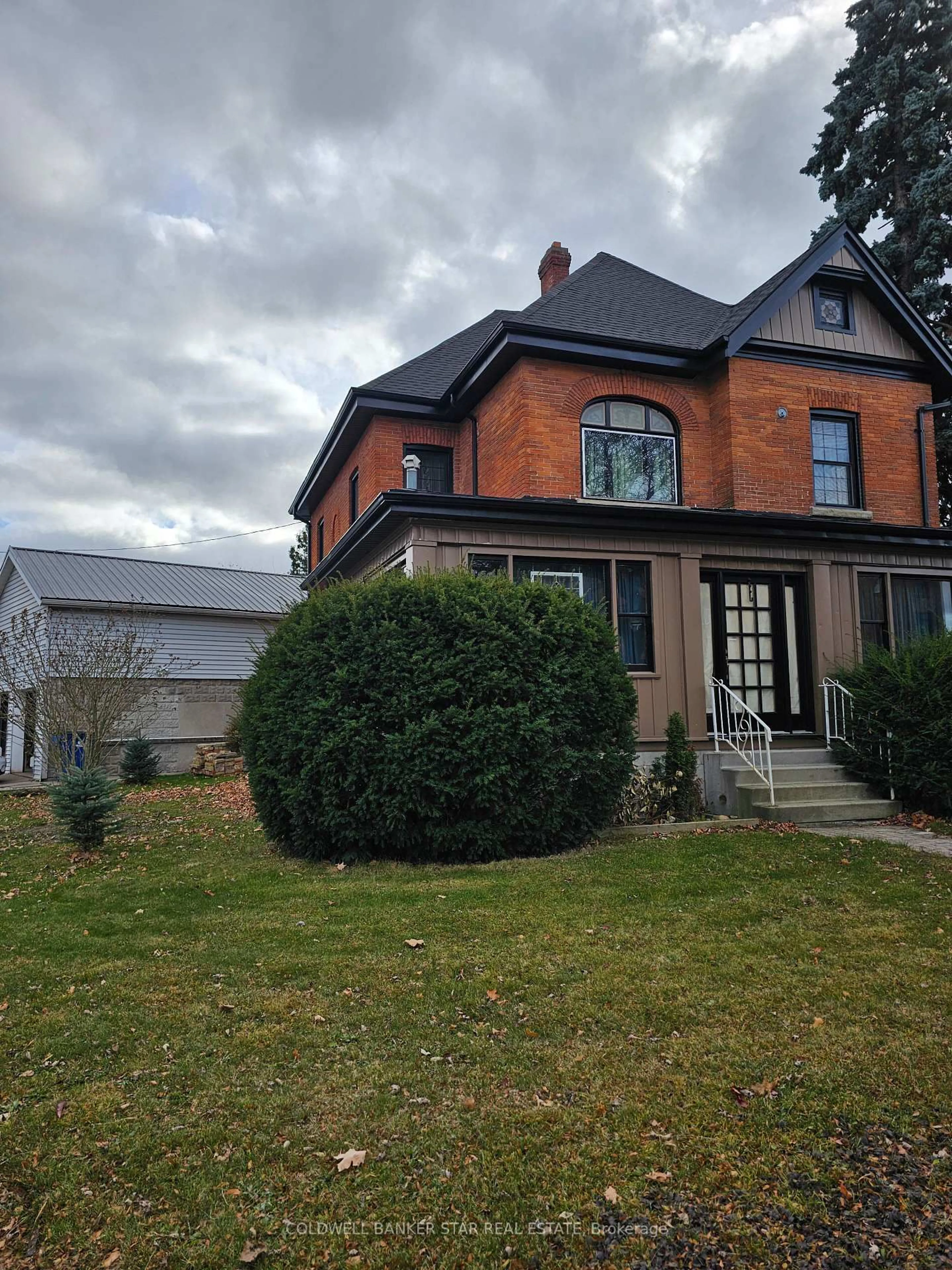 Home with brick exterior material, unknown for 61 London Rd, Chatham-Kent Ontario N0P 2K0