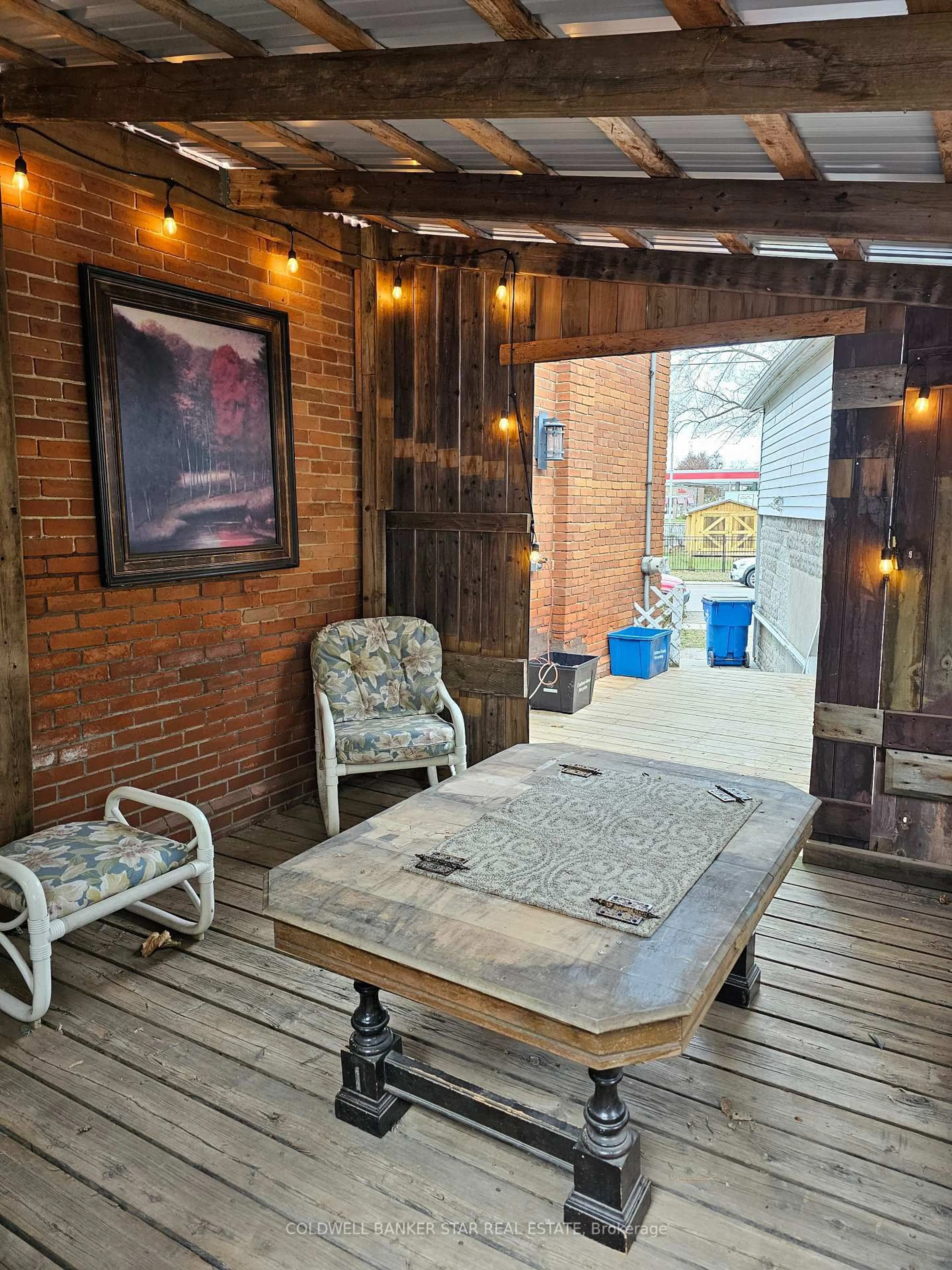 Patio, street for 61 London Rd, Chatham-Kent Ontario N0P 2K0