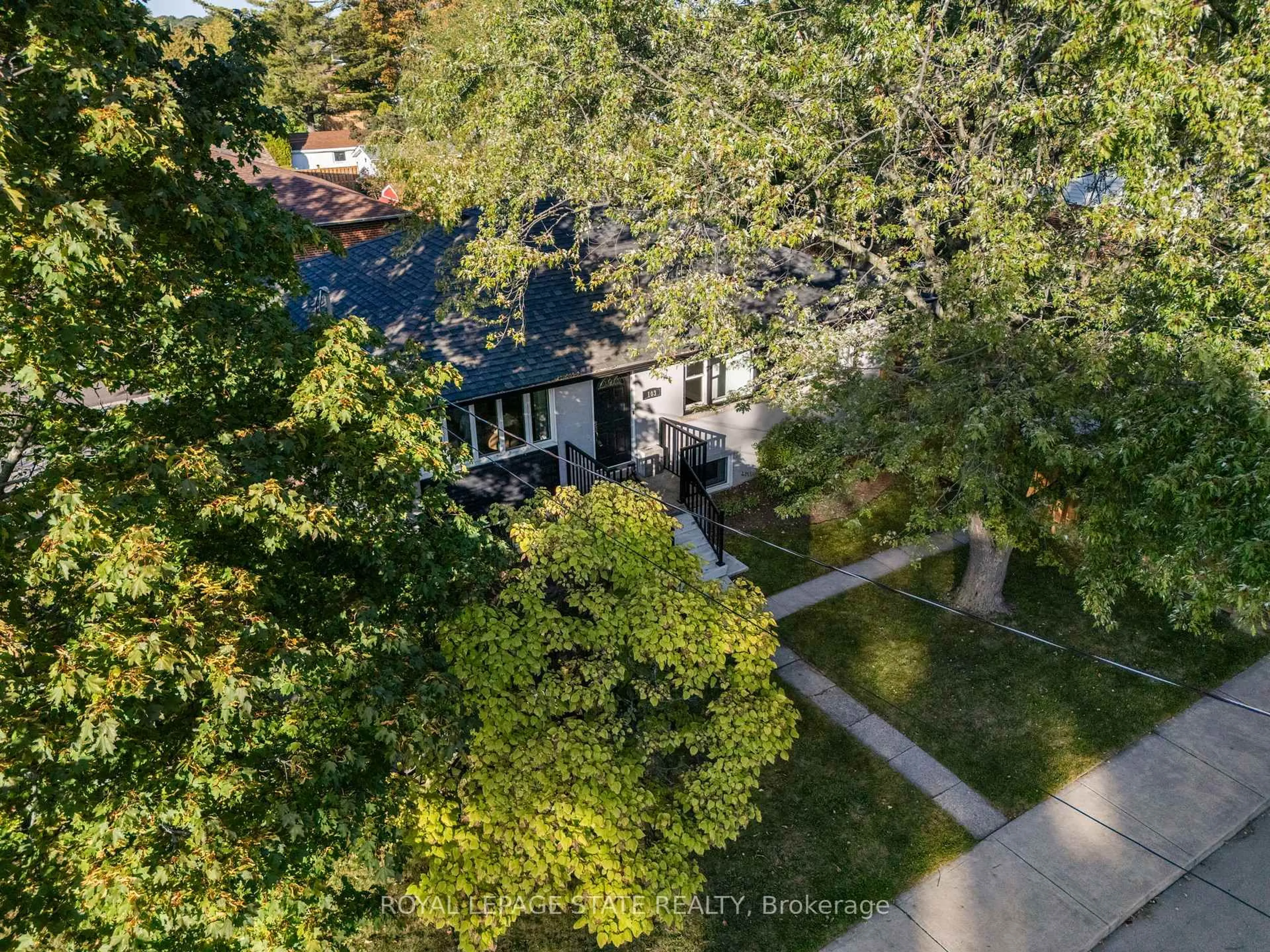 A pic from outside/outdoor area/front of a property/back of a property/a pic from drone, street for 103 Wise Cres, Hamilton Ontario L8T 2L7