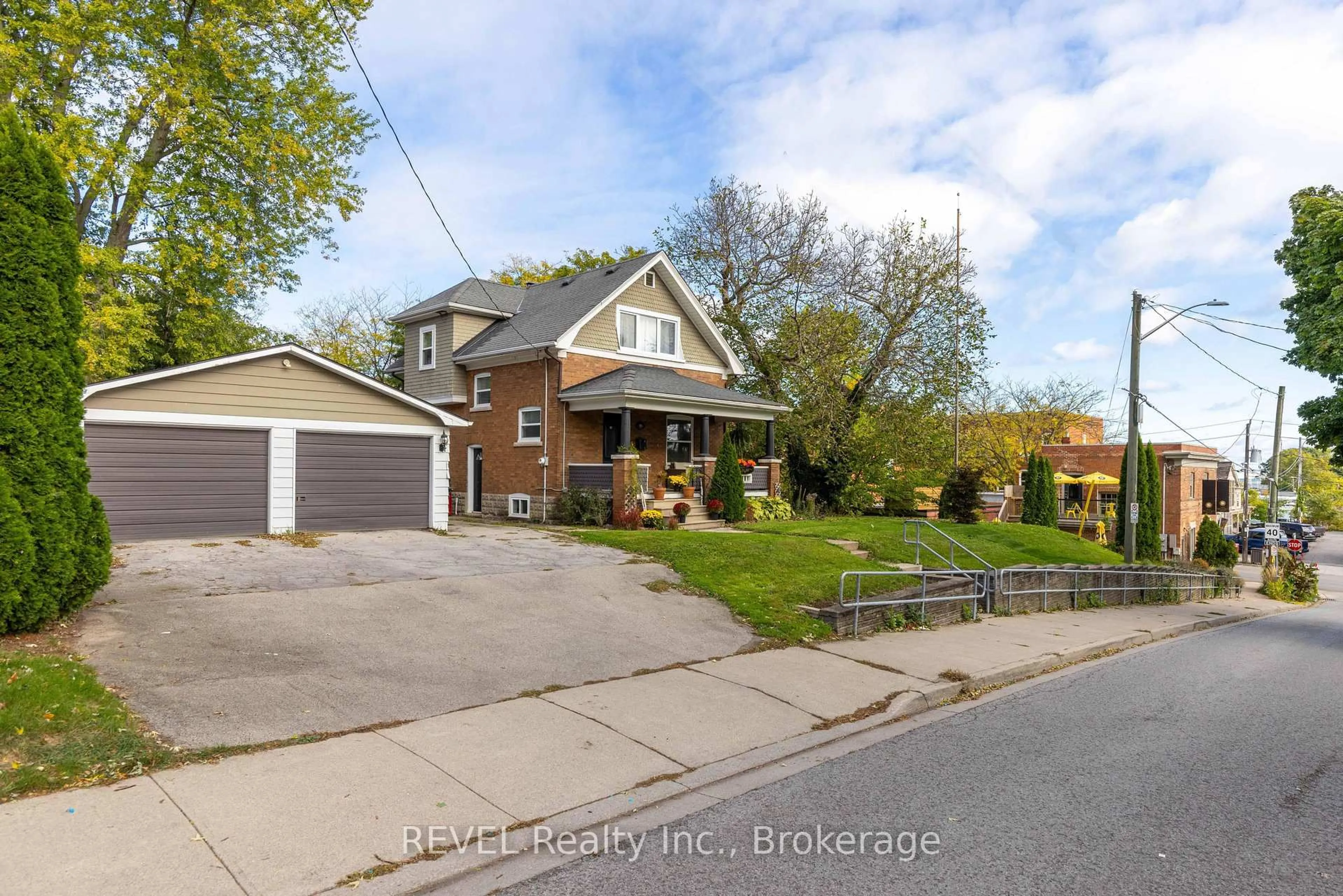 A pic from outside/outdoor area/front of a property/back of a property/a pic from drone, street for 10 Canal St, St. Catharines Ontario L2N 4S6