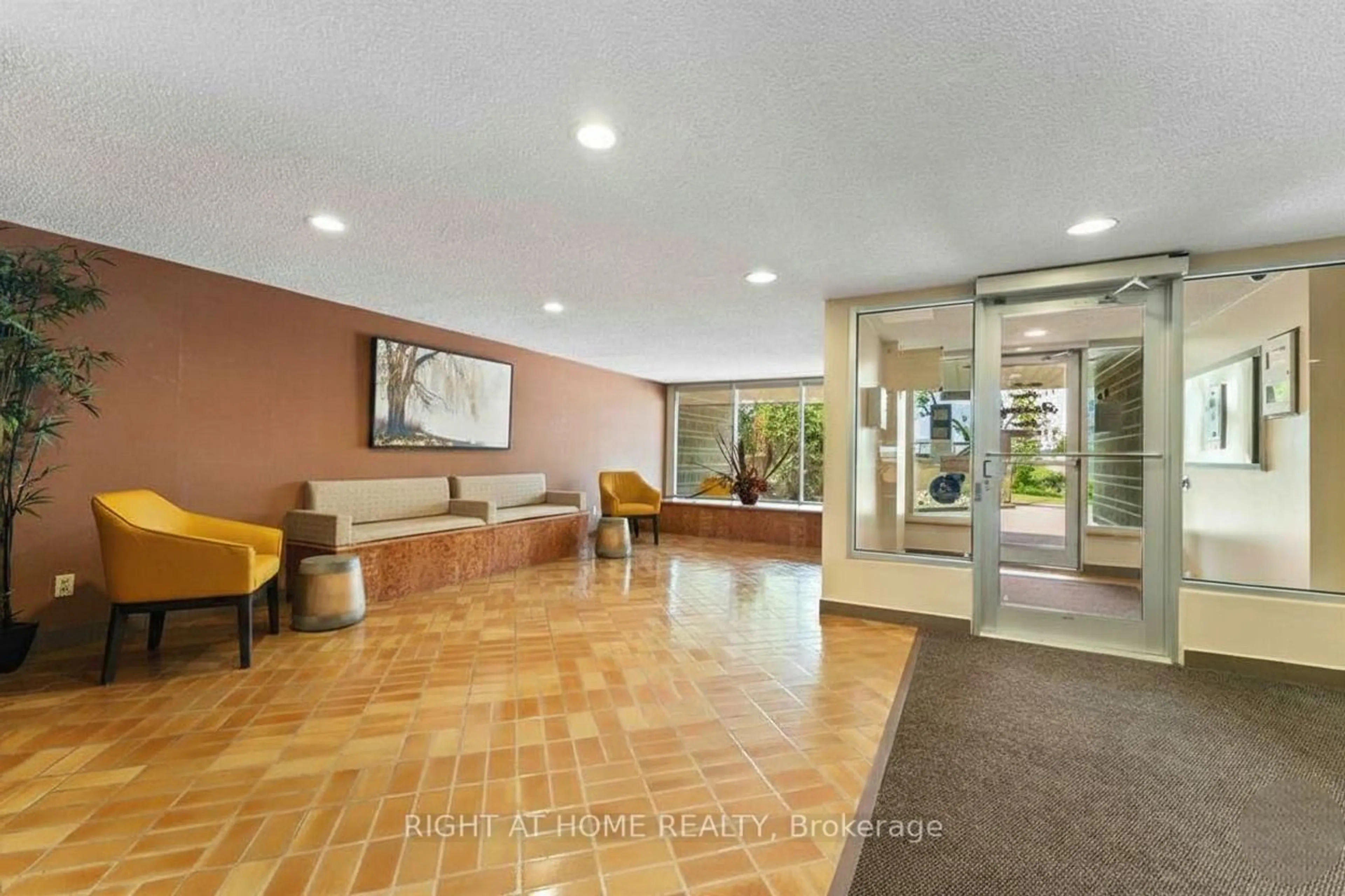 Indoor foyer for 555 Brittany Dr #903, Ottawa Ontario K1K 4C5