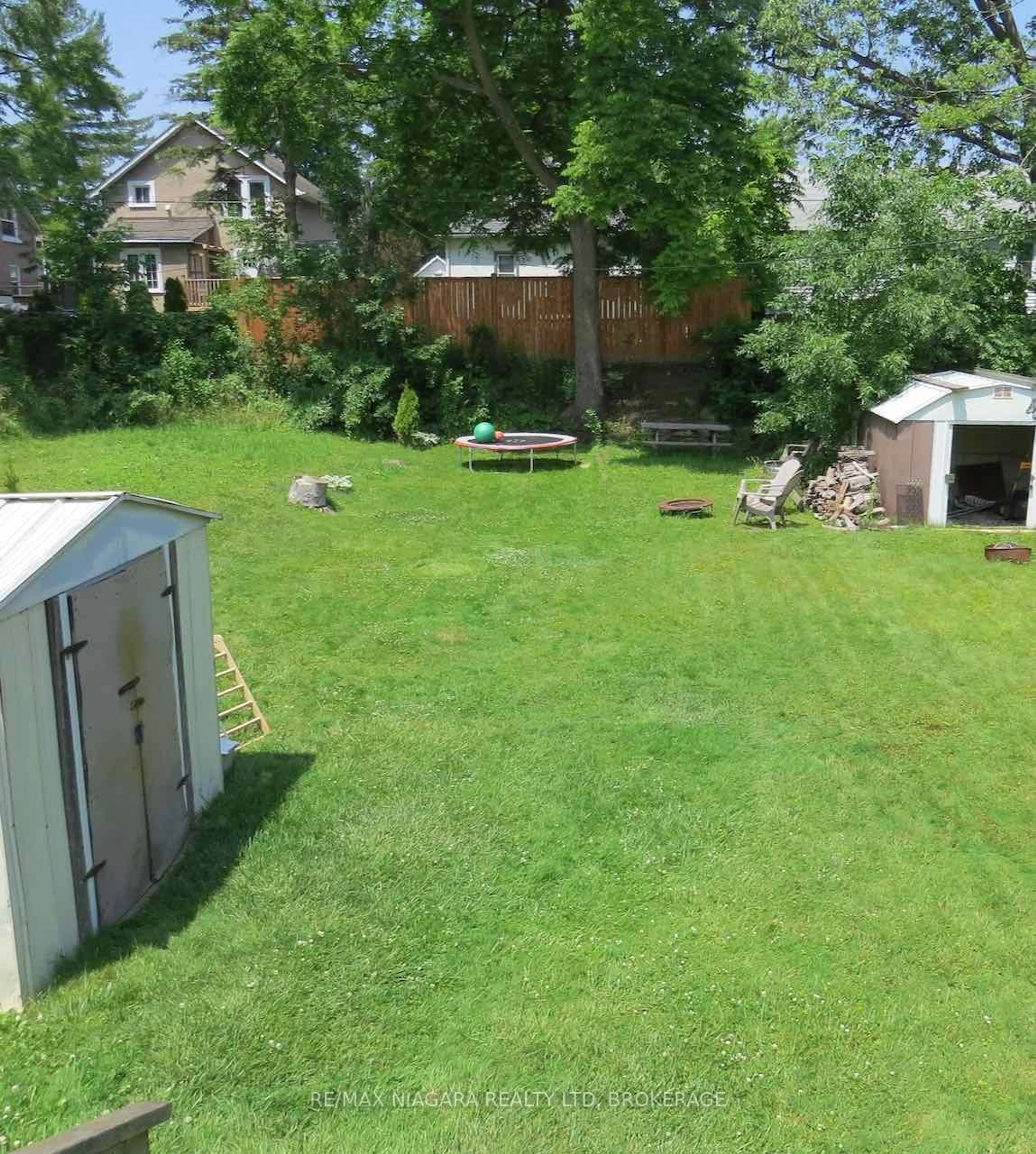 A pic from outside/outdoor area/front of a property/back of a property/a pic from drone, street for 52 Mccormick St, Welland Ontario L3C 4L9
