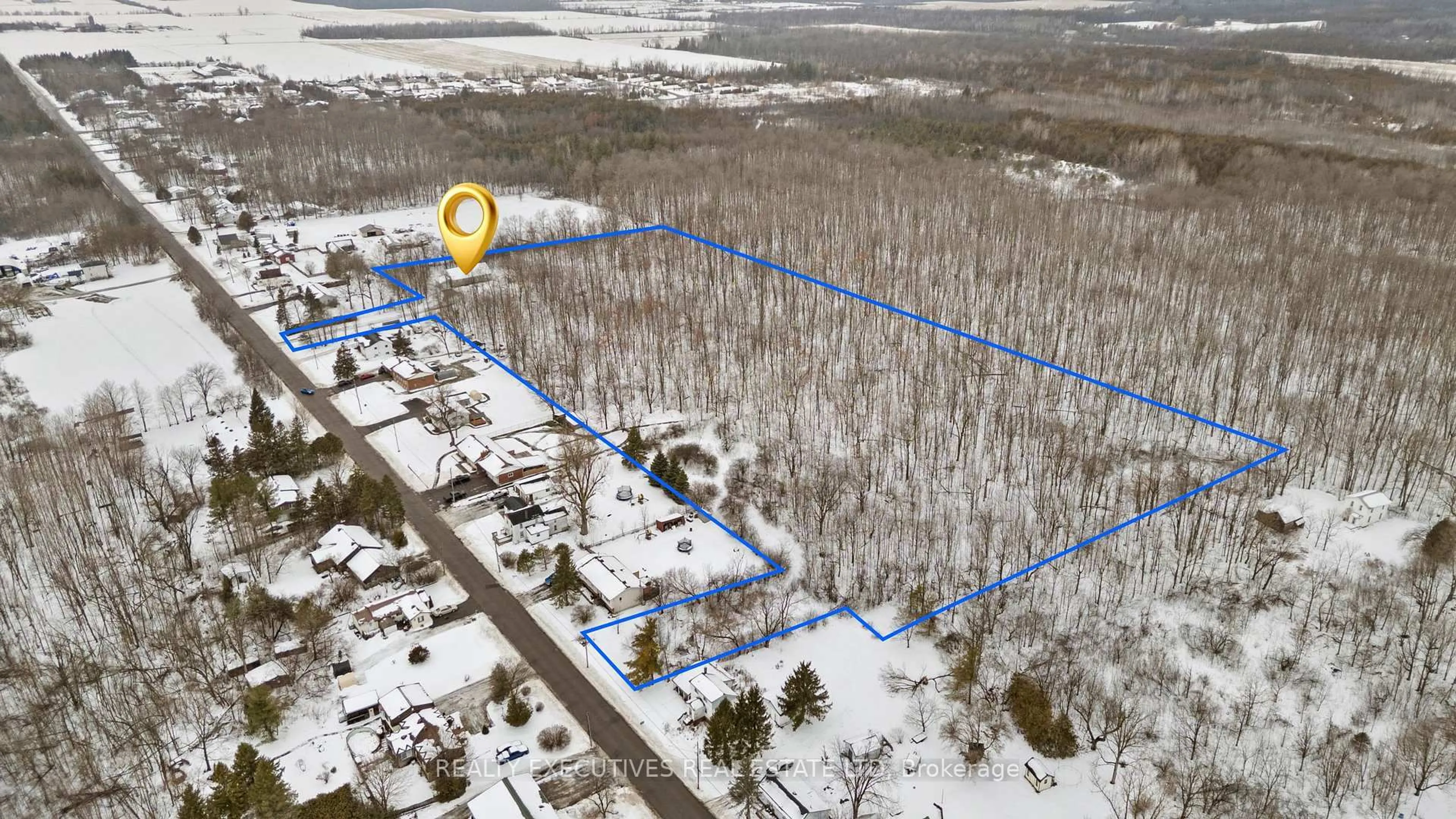 A pic from outside/outdoor area/front of a property/back of a property/a pic from drone, unknown for 7725 Lawrence St, Vernon Ontario K0A 3J0