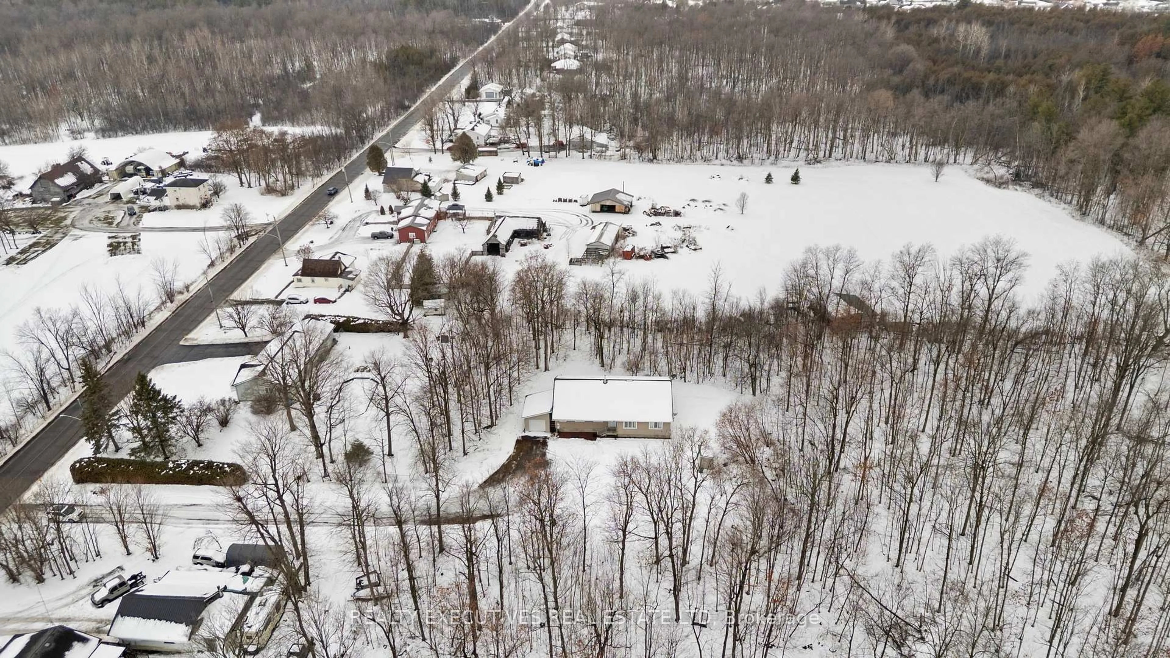 A pic from outside/outdoor area/front of a property/back of a property/a pic from drone, street for 7725 Lawrence St, Vernon Ontario K0A 3J0