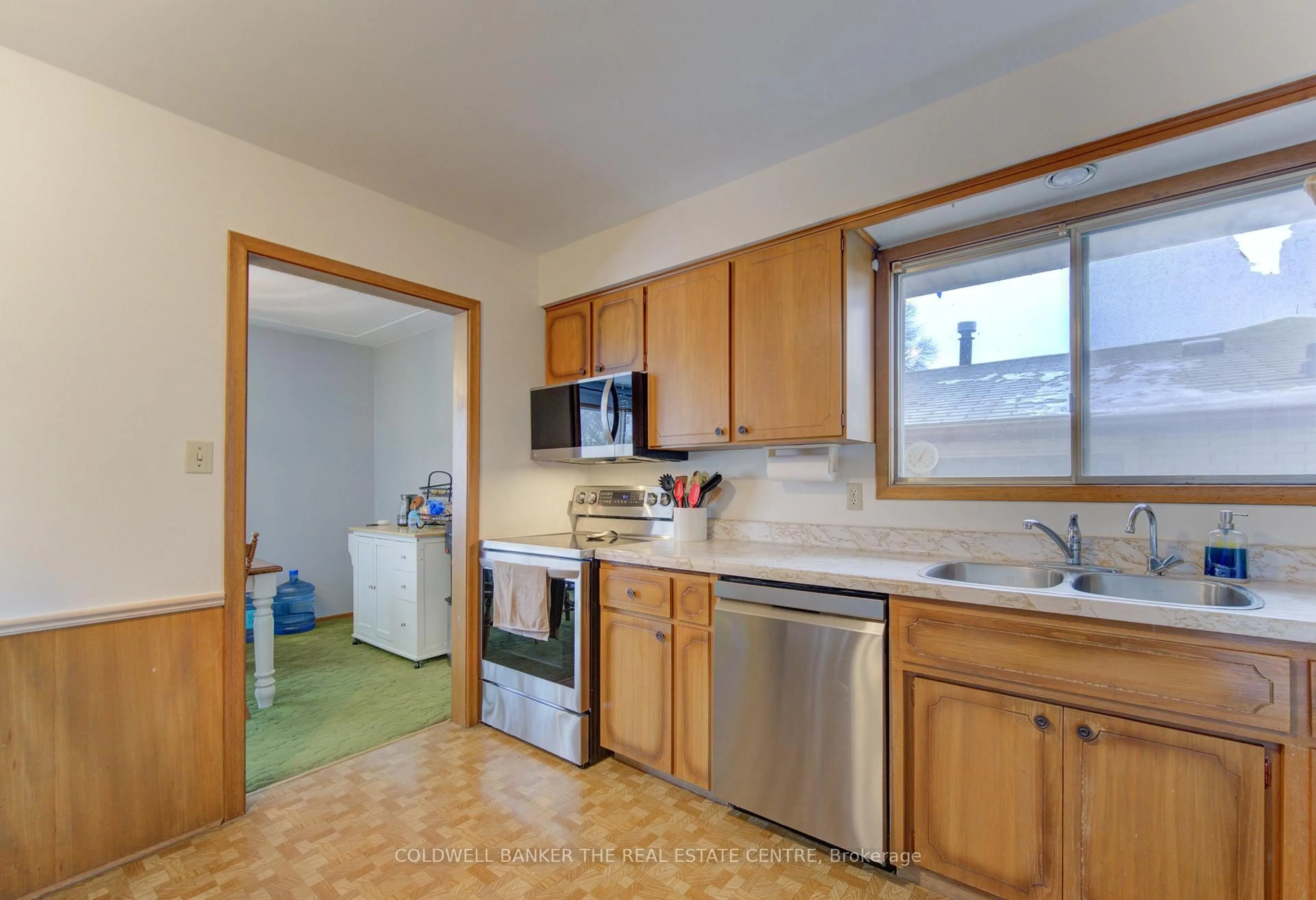 Standard kitchen, unknown for 98 Shea Cres, Kitchener Ontario N2E 1E8