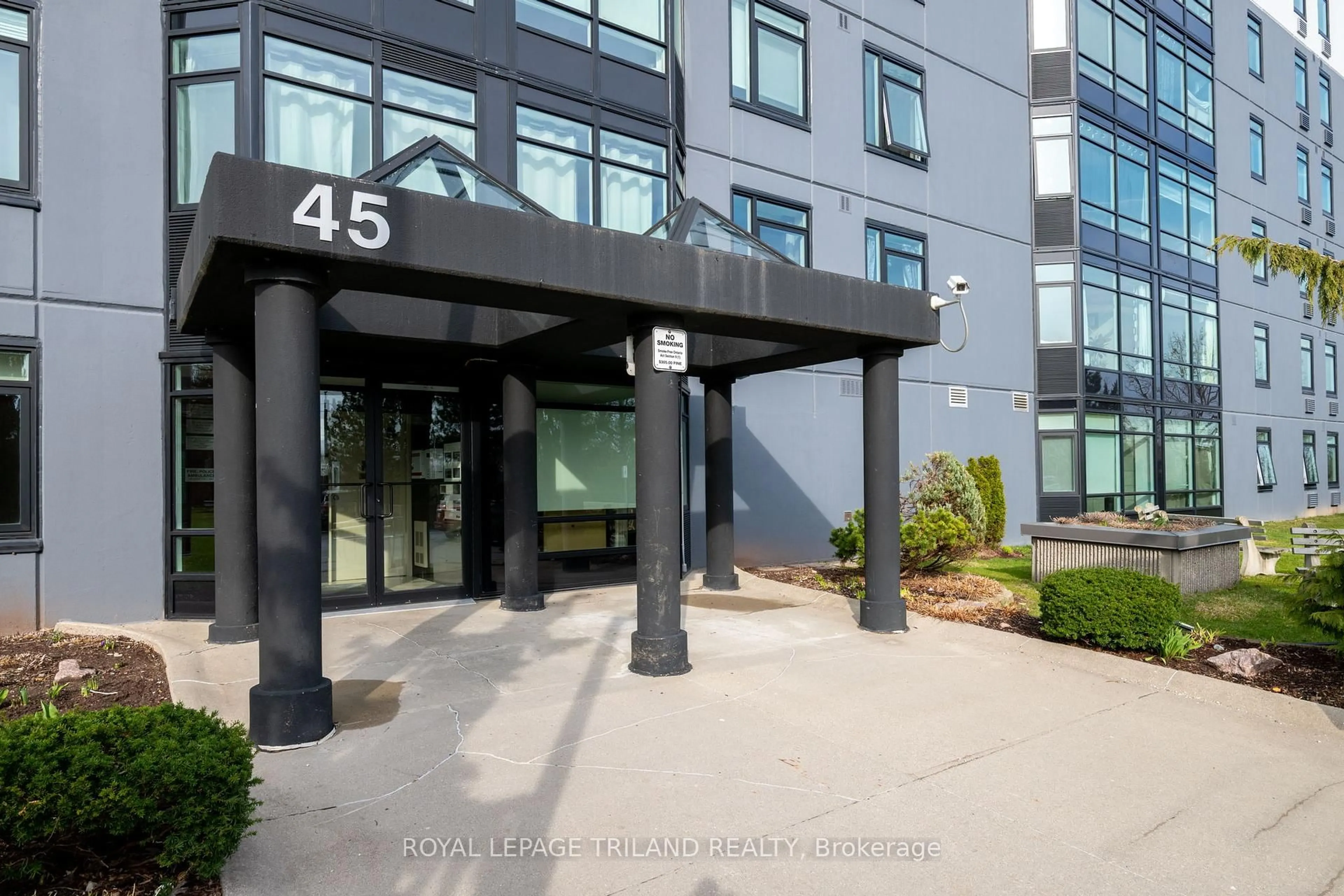 Indoor foyer for 45 Pond Mills Rd #612, London South Ontario N5Z 4W5