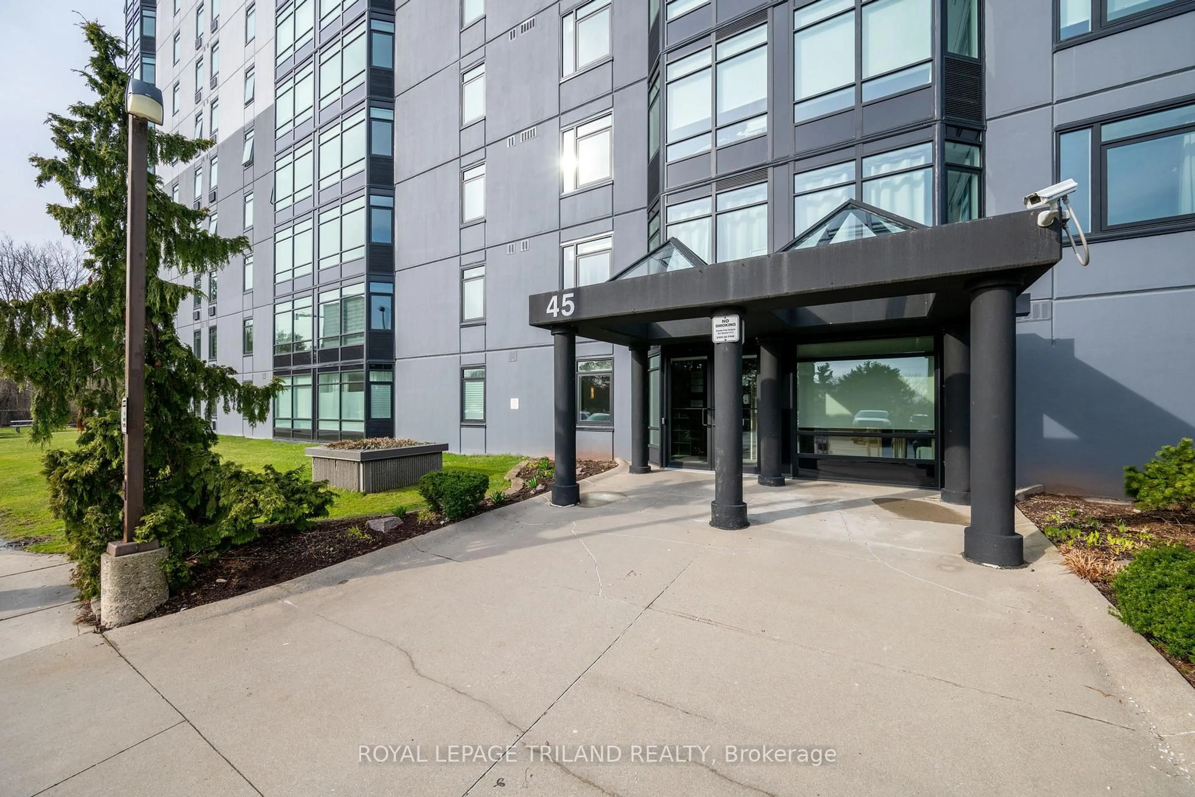 Indoor foyer for 45 Pond Mills Rd #612, London South Ontario N5Z 4W5