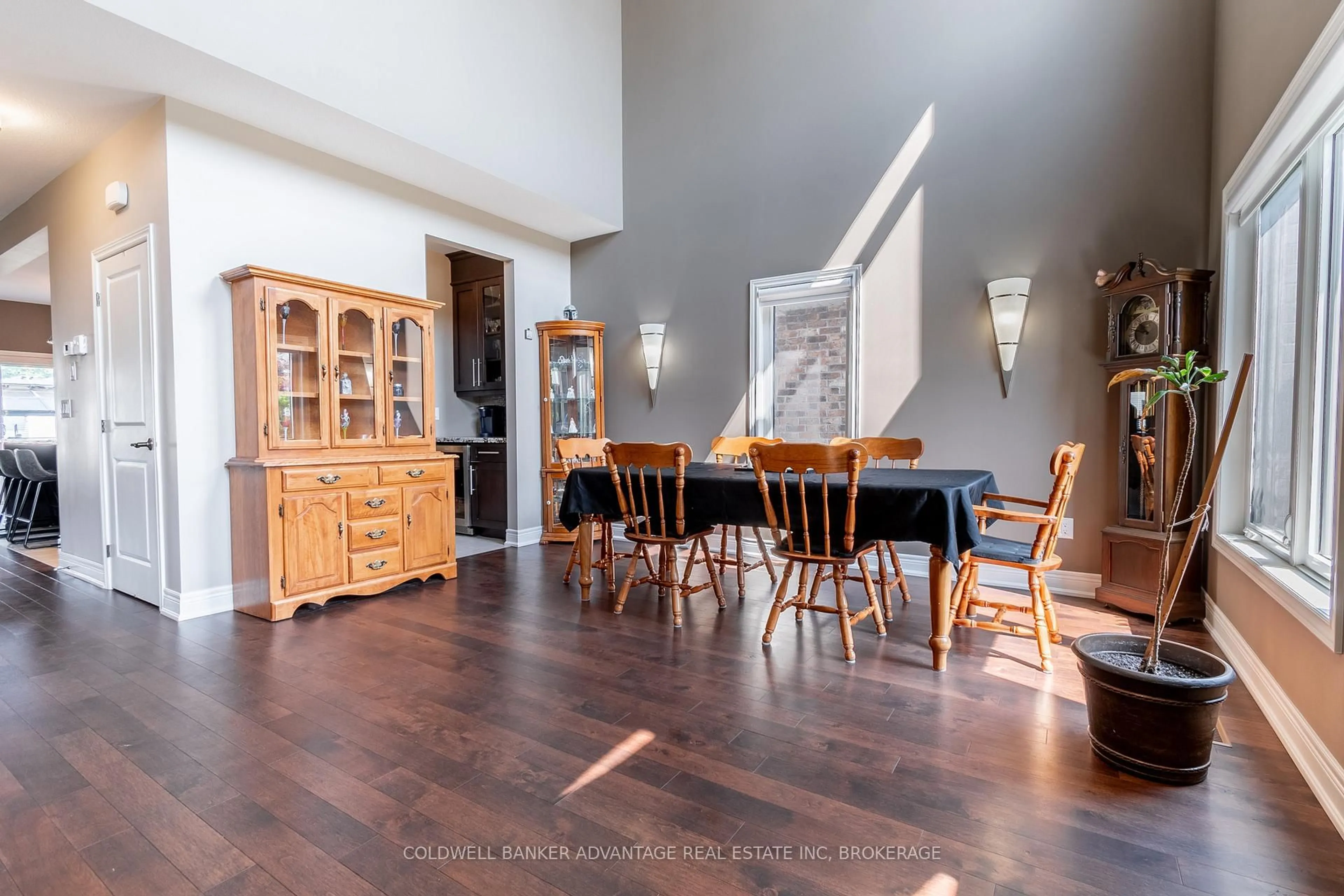 Dining room, wood/laminate floor for 135 Forest Ridge Crt, Welland Ontario L3C 0C2