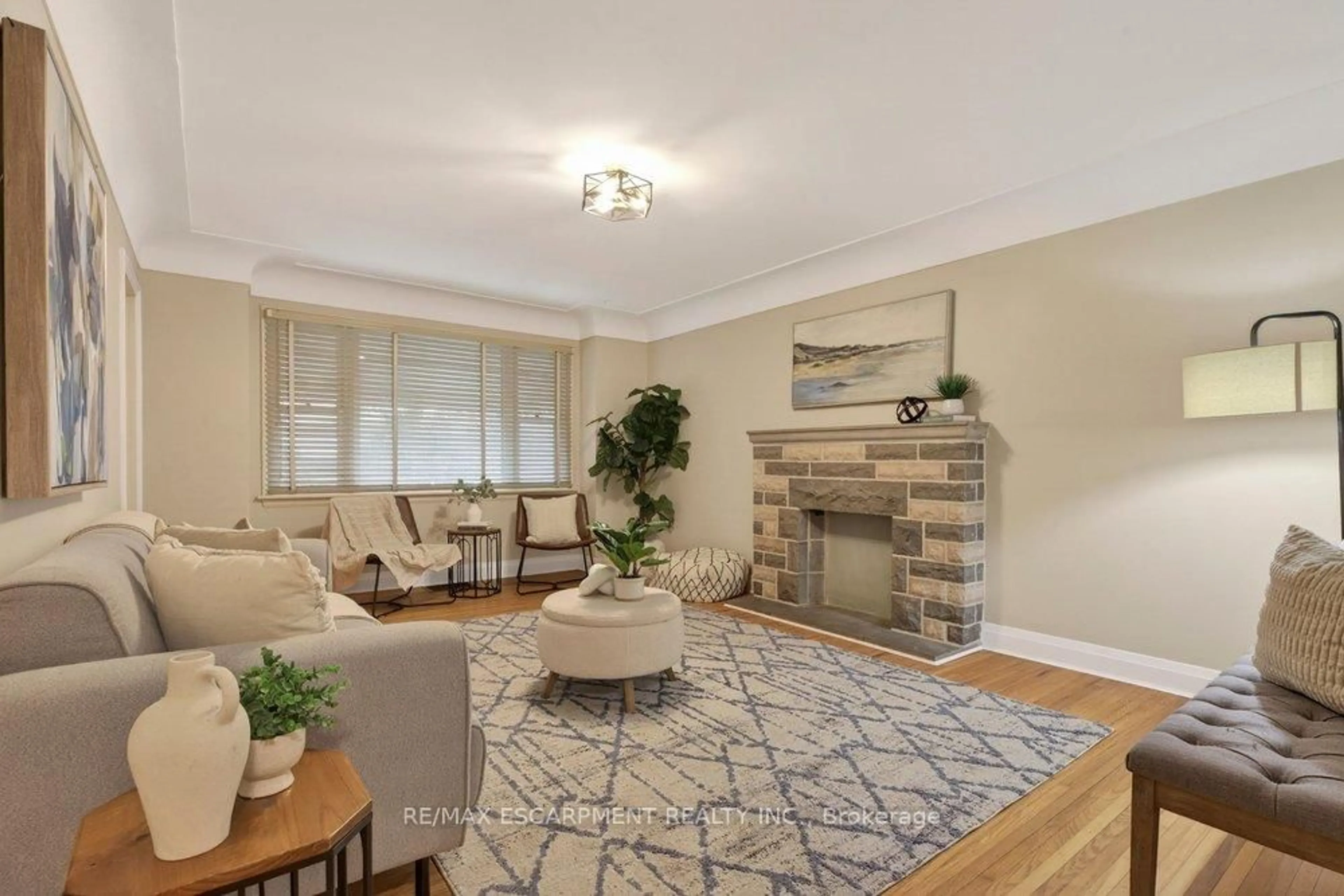 Living room with furniture, unknown for 48 Crosthwaite Ave, Hamilton Ontario L8K 2V1