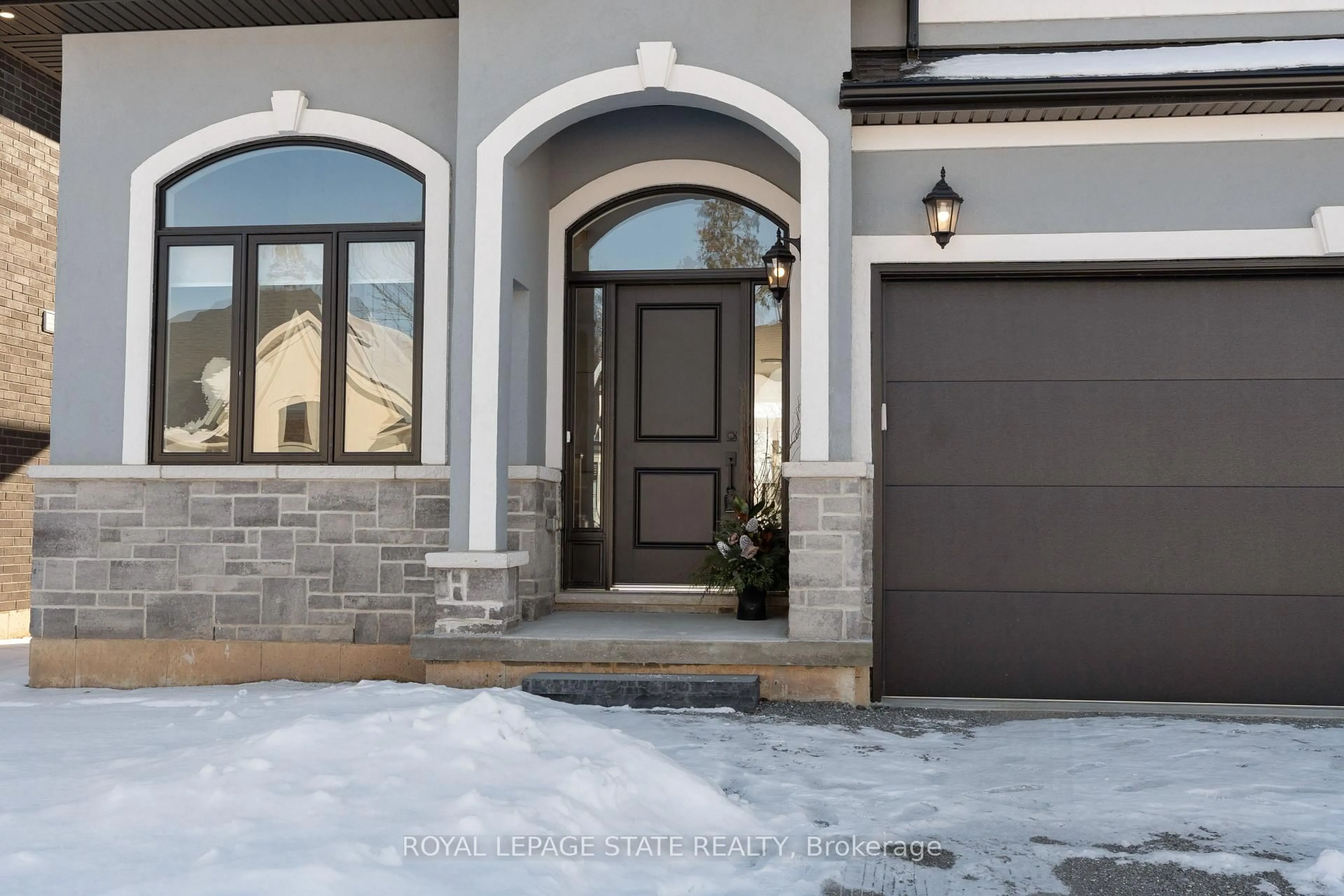 Indoor entryway for 66 Cesar Pl, Hamilton Ontario L9G 0G3