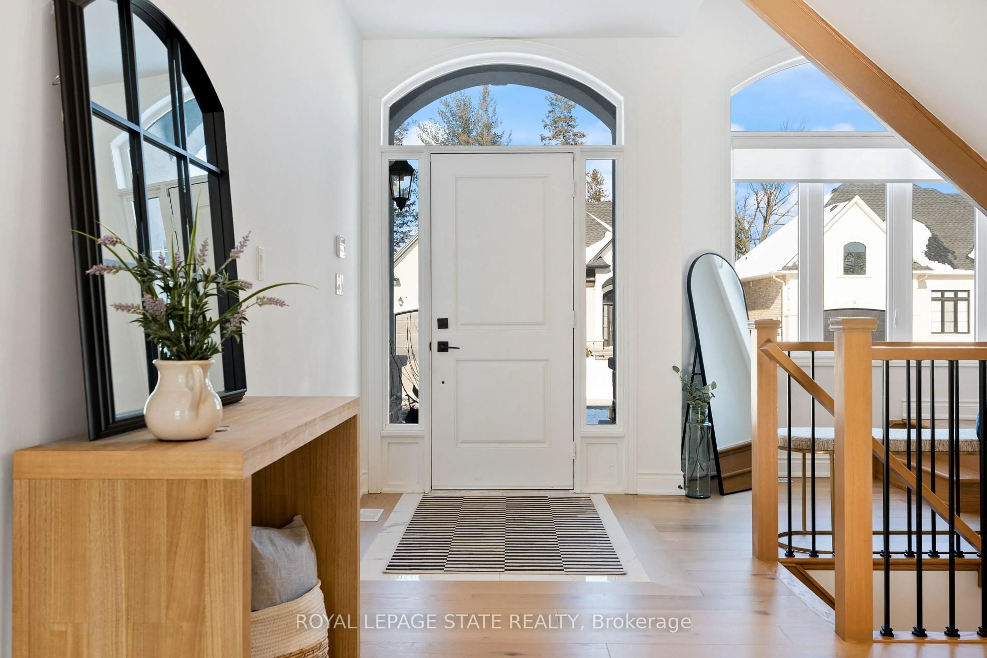 Indoor entryway for 66 Cesar Pl, Hamilton Ontario L9G 0G3