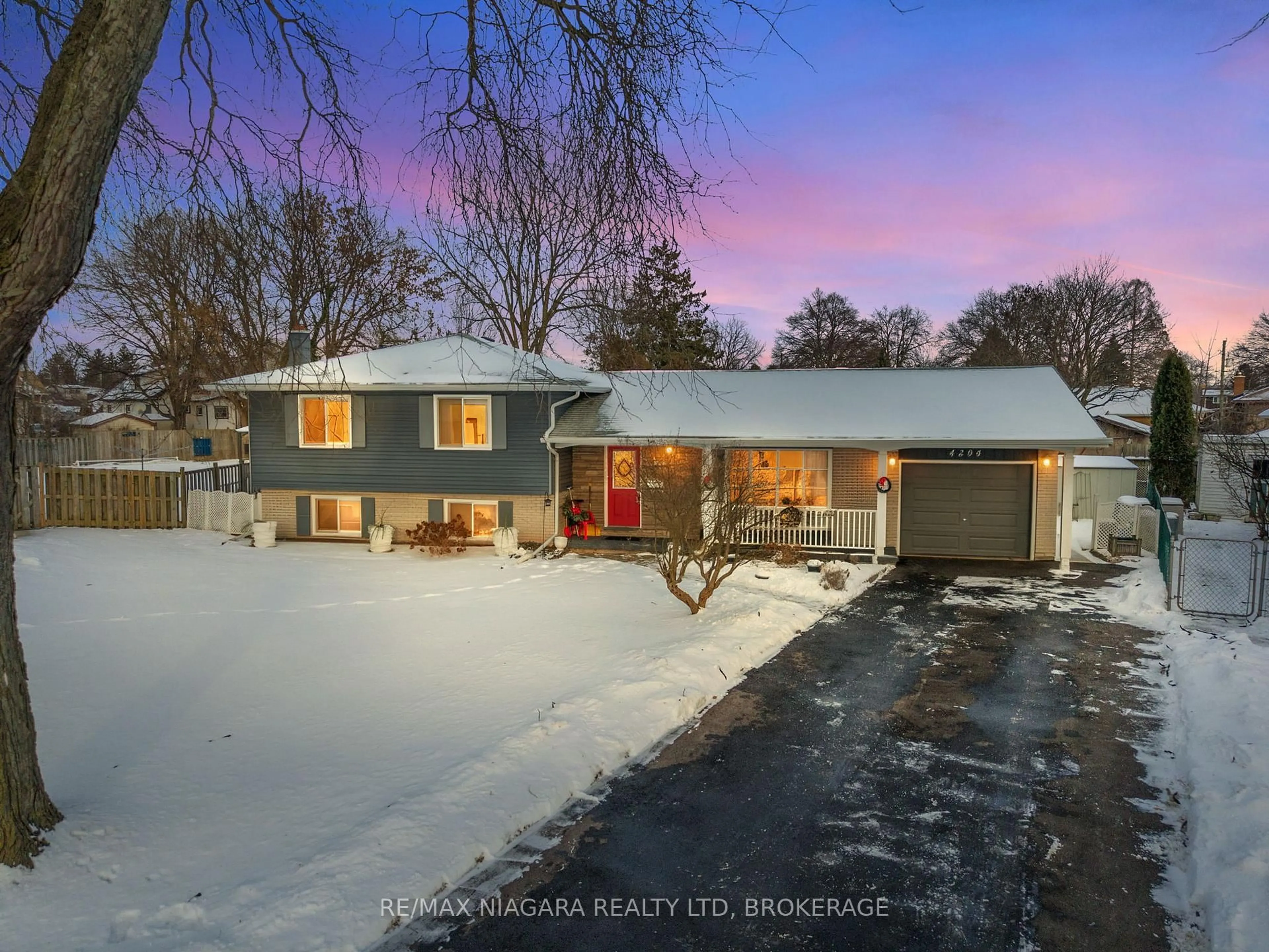A pic from outside/outdoor area/front of a property/back of a property/a pic from drone, street for 4204 Patten Cres, Niagara Falls Ontario L2E 6J2
