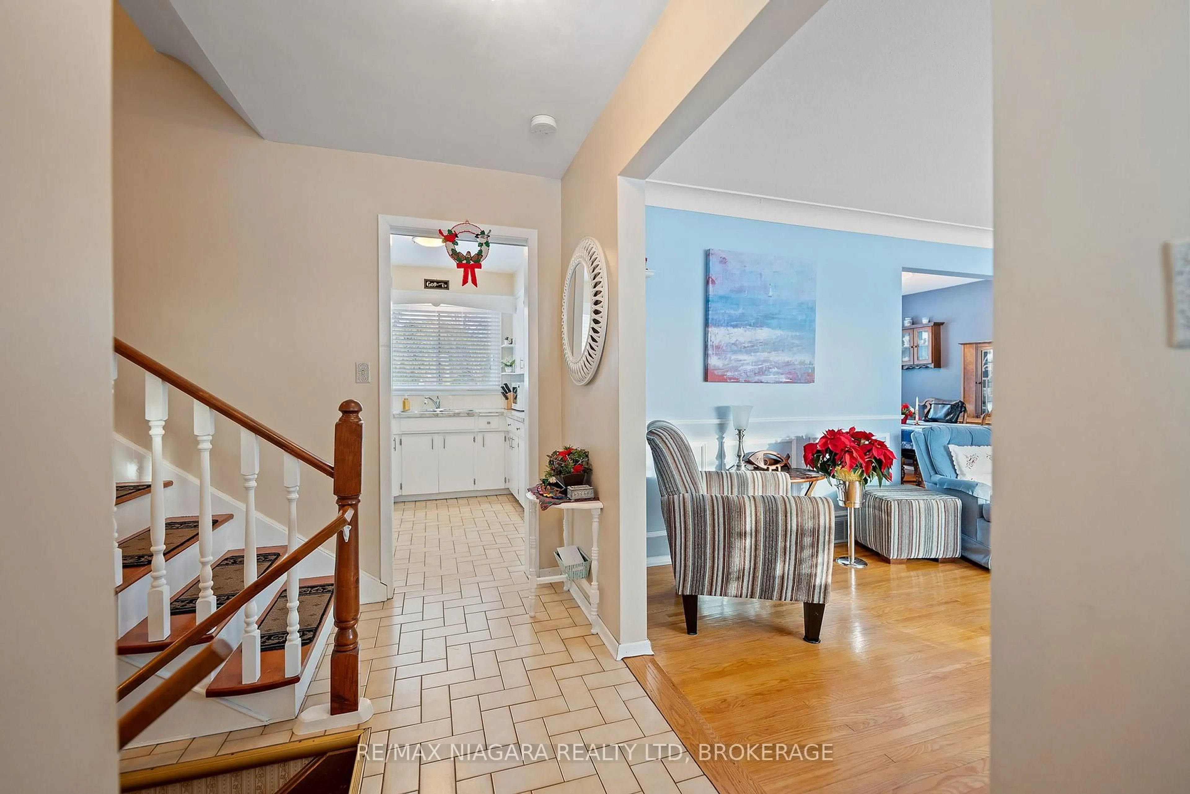 Indoor entryway for 4204 Patten Cres, Niagara Falls Ontario L2E 6J2