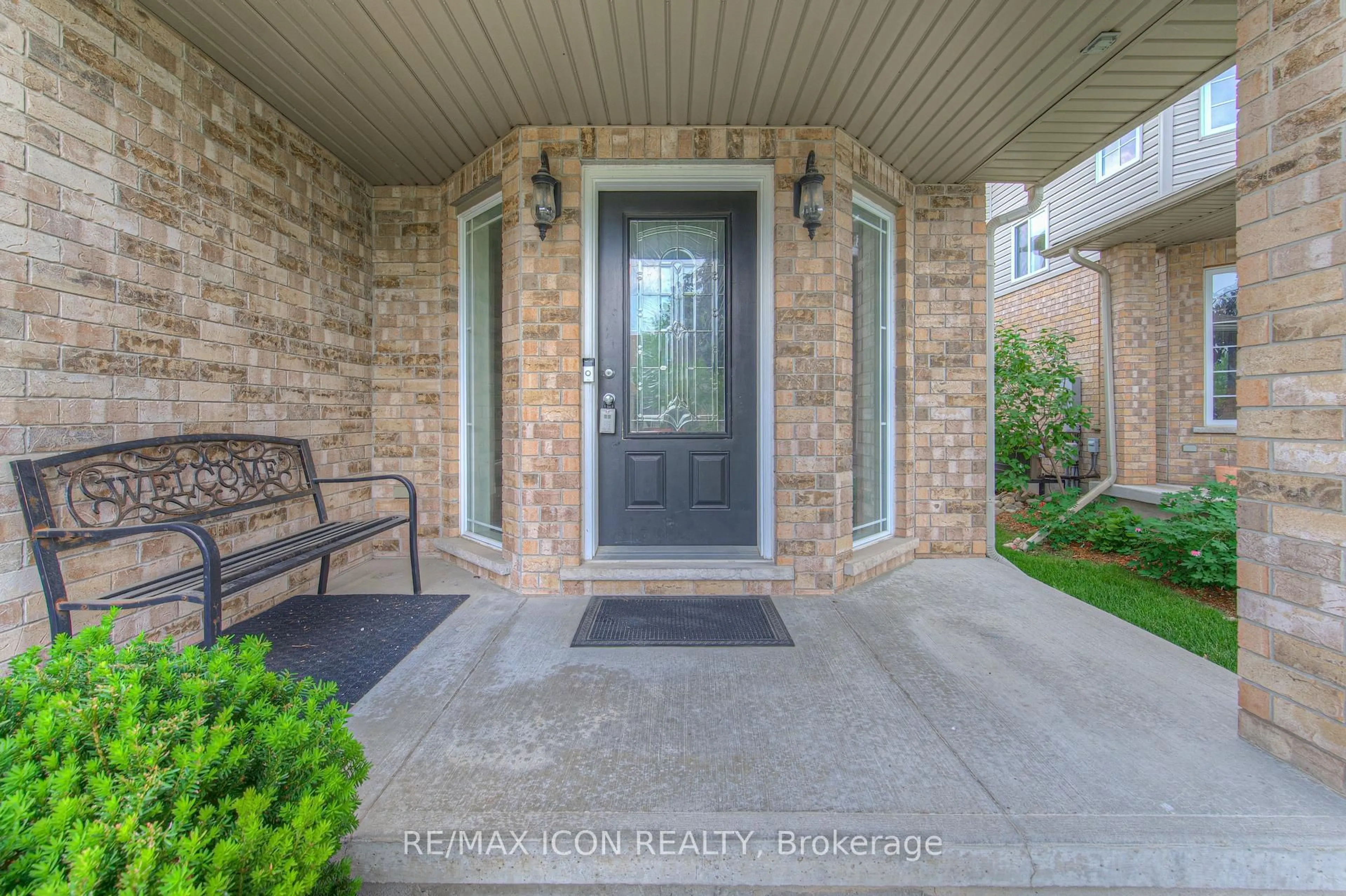 Indoor entryway for 139 Pebblecreek Dr, Kitchener Ontario N2A 4M4
