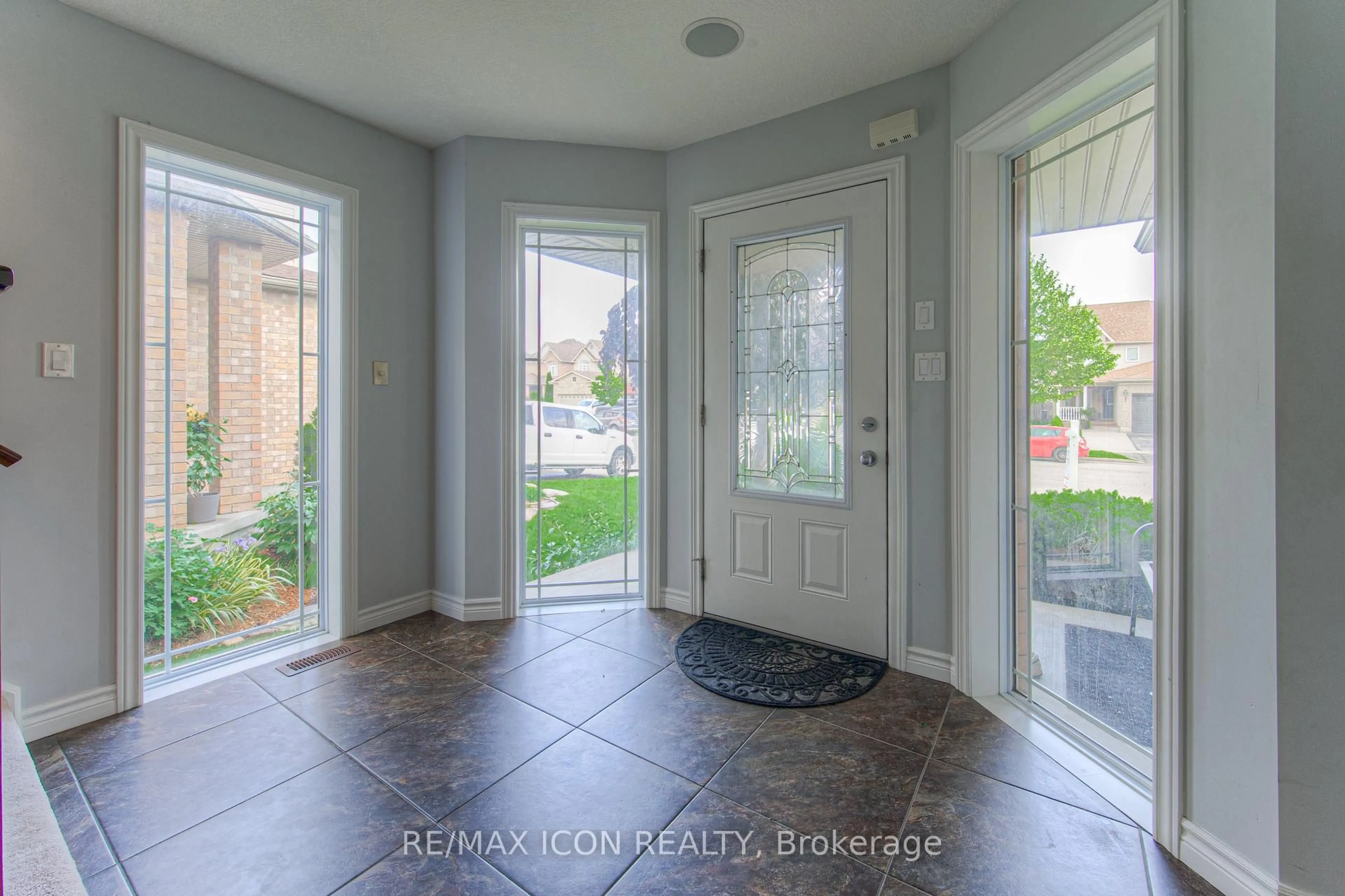 Indoor entryway for 139 Pebblecreek Dr, Kitchener Ontario N2A 4M4