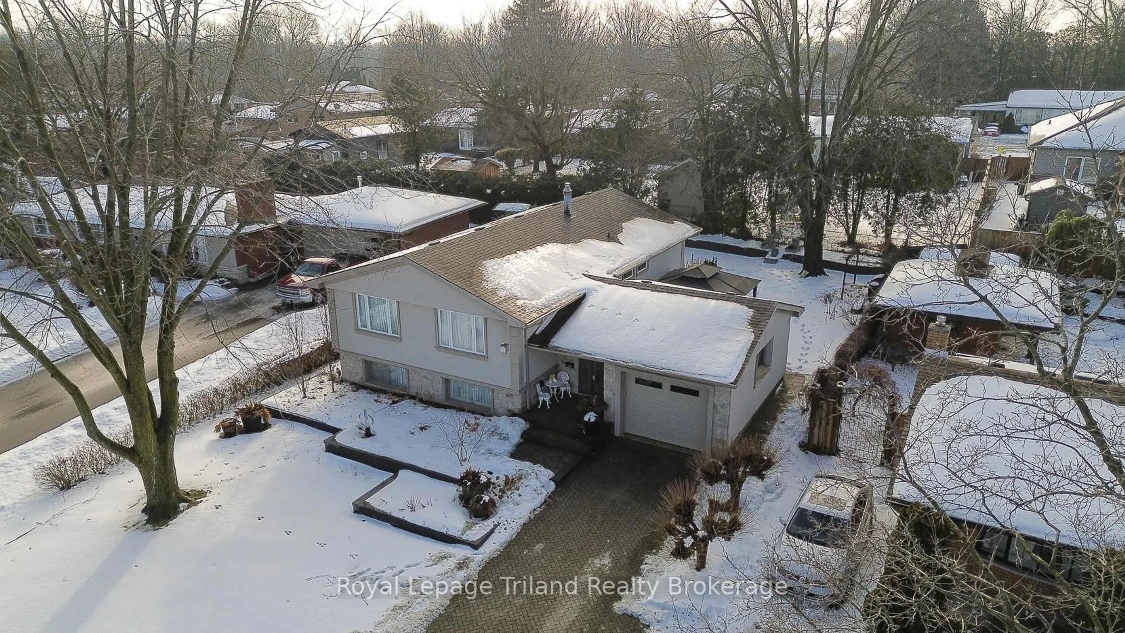 A pic from outside/outdoor area/front of a property/back of a property/a pic from drone, street for 11 Princess Park Rd, Ingersoll Ontario N5C 1X7