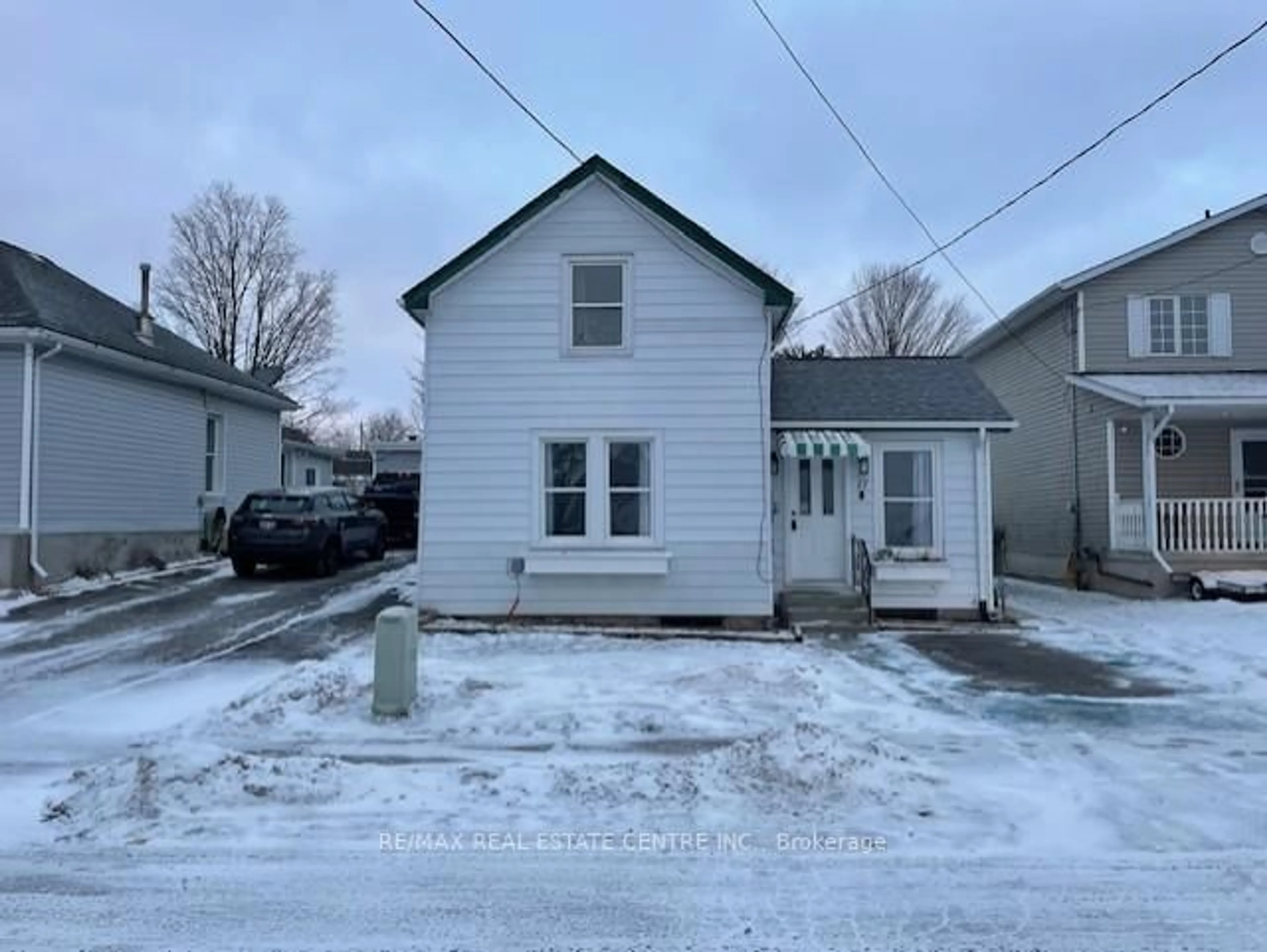 A pic from outside/outdoor area/front of a property/back of a property/a pic from drone, street for 17 Dover St, Woodstock Ontario N4S 3L7