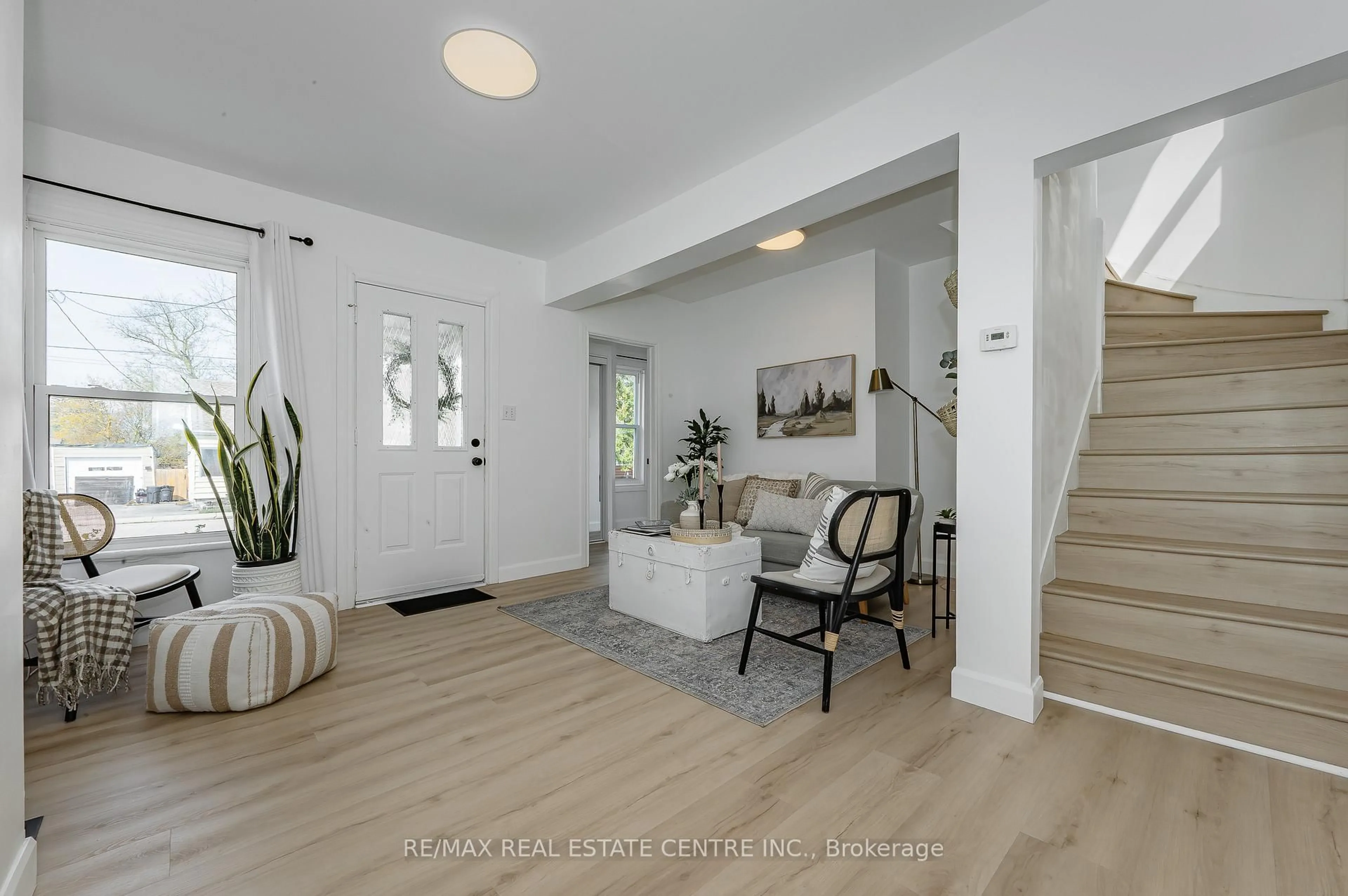 Indoor entryway for 17 Dover St, Woodstock Ontario N4S 3L7