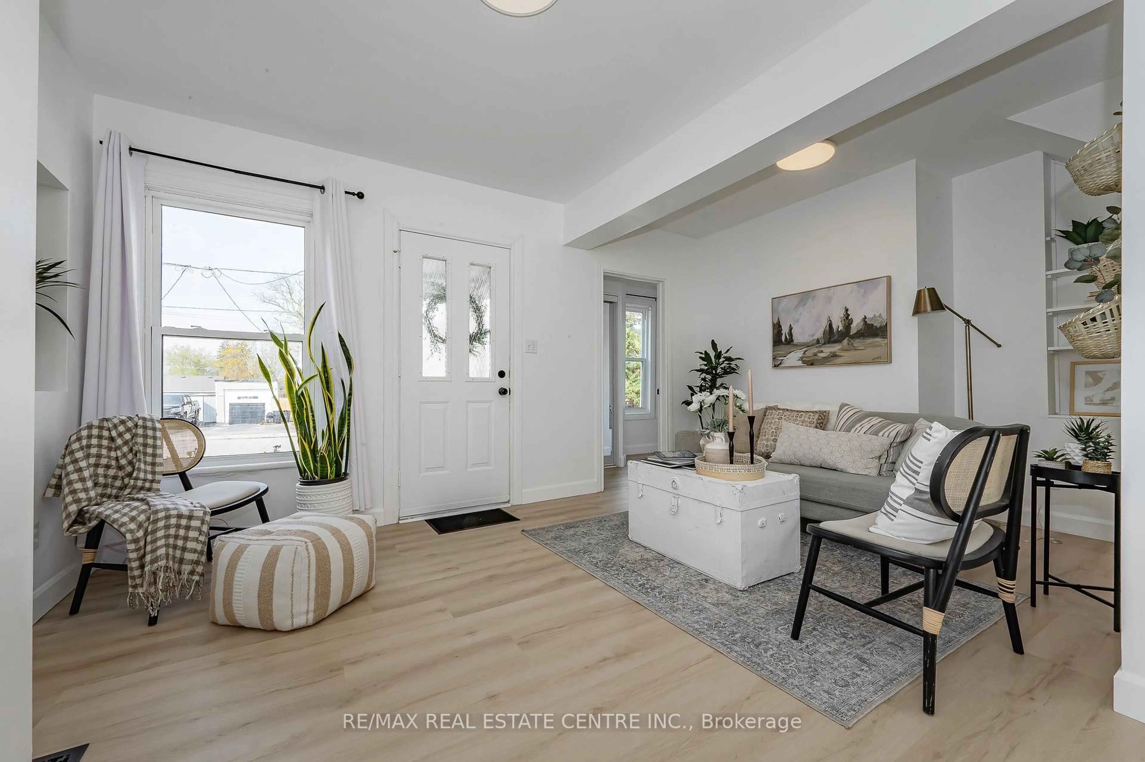 Living room with furniture, unknown for 17 Dover St, Woodstock Ontario N4S 3L7