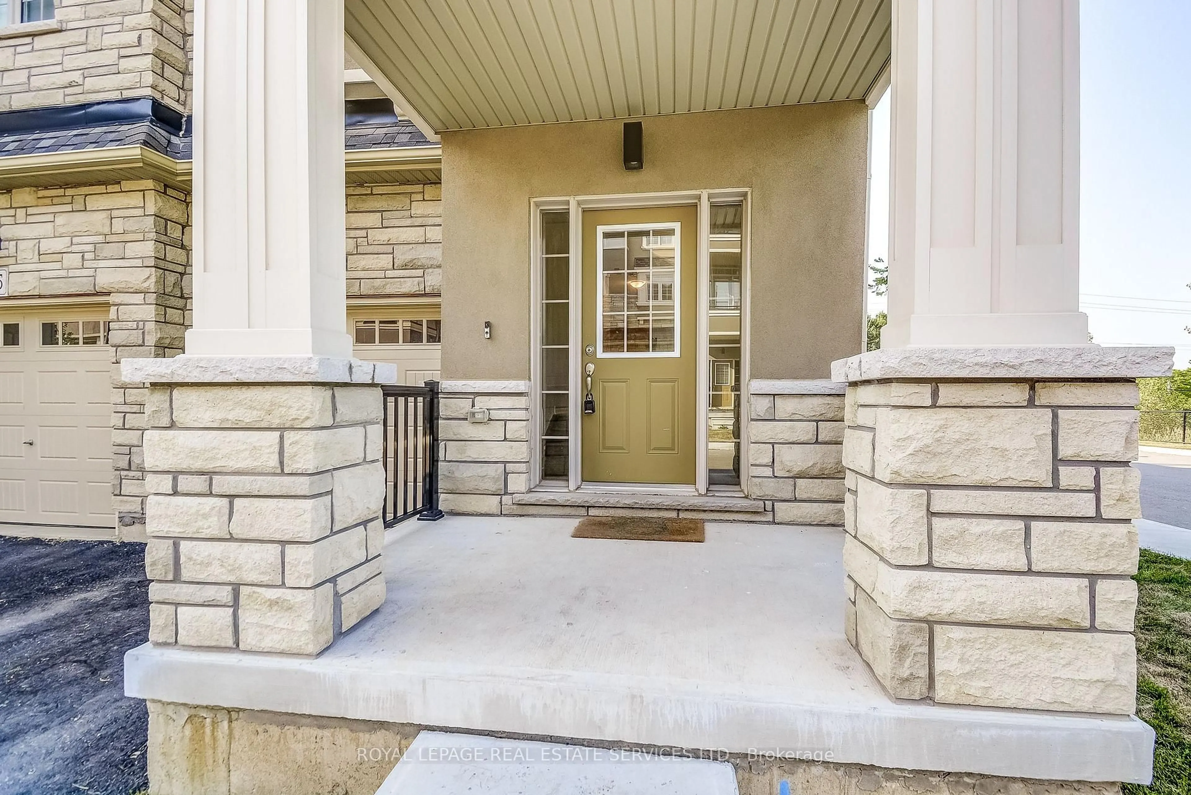 Indoor entryway for 305 Garner Rd #14, Hamilton Ontario L9G 3K9