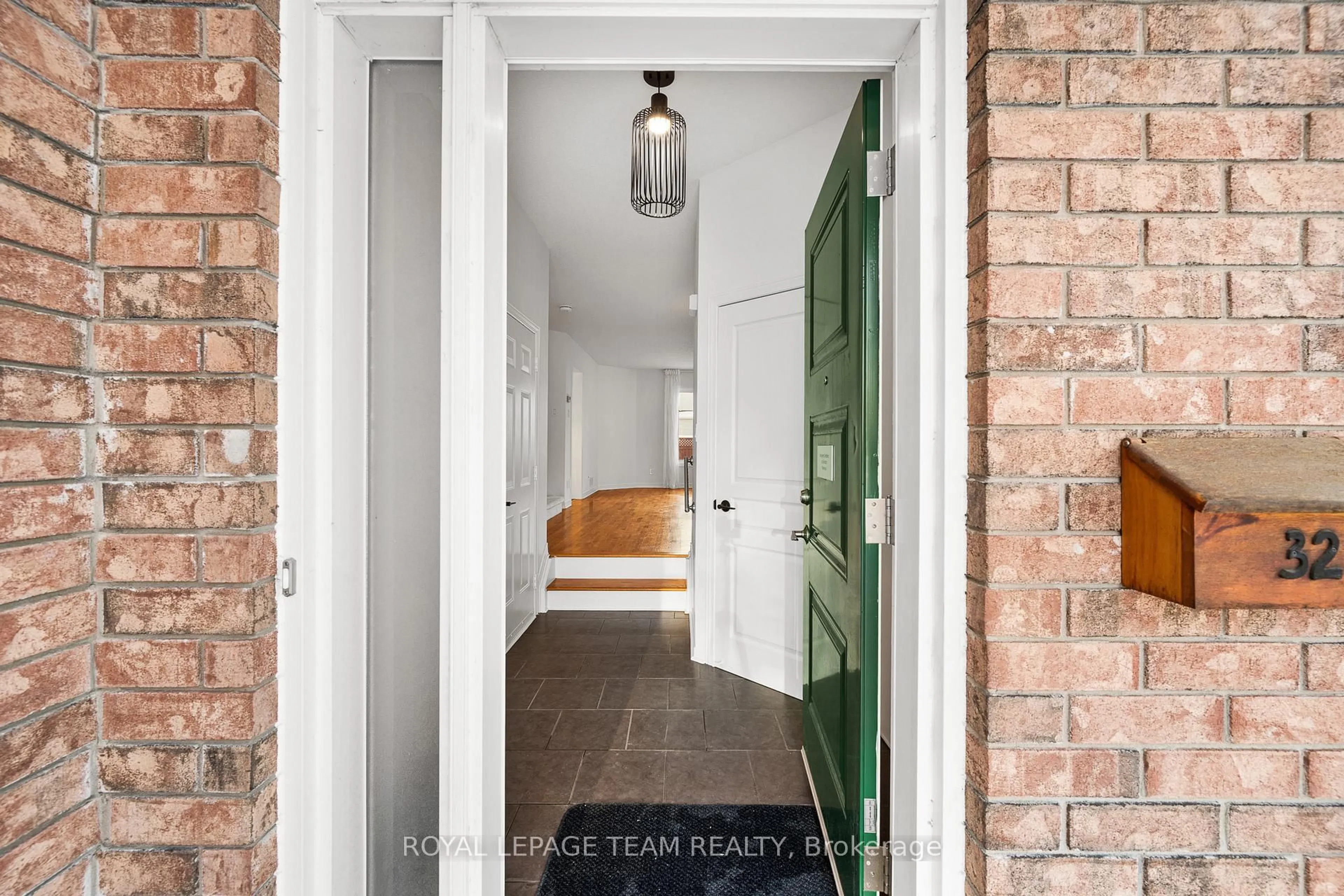 Indoor entryway for 32 Bishops Mills Way, Ottawa Ontario K2K 3C1