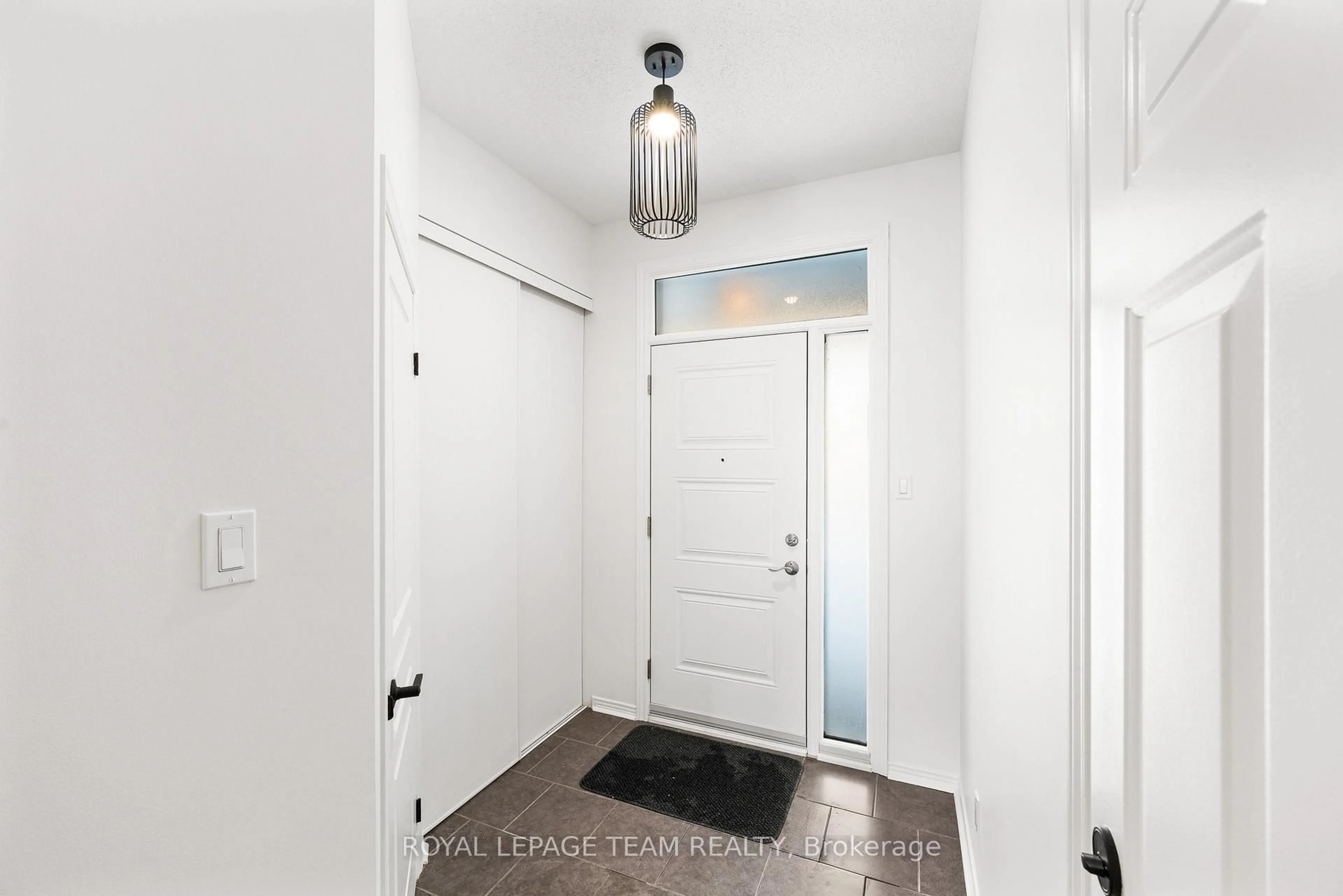 Indoor entryway for 32 Bishops Mills Way, Ottawa Ontario K2K 3C1
