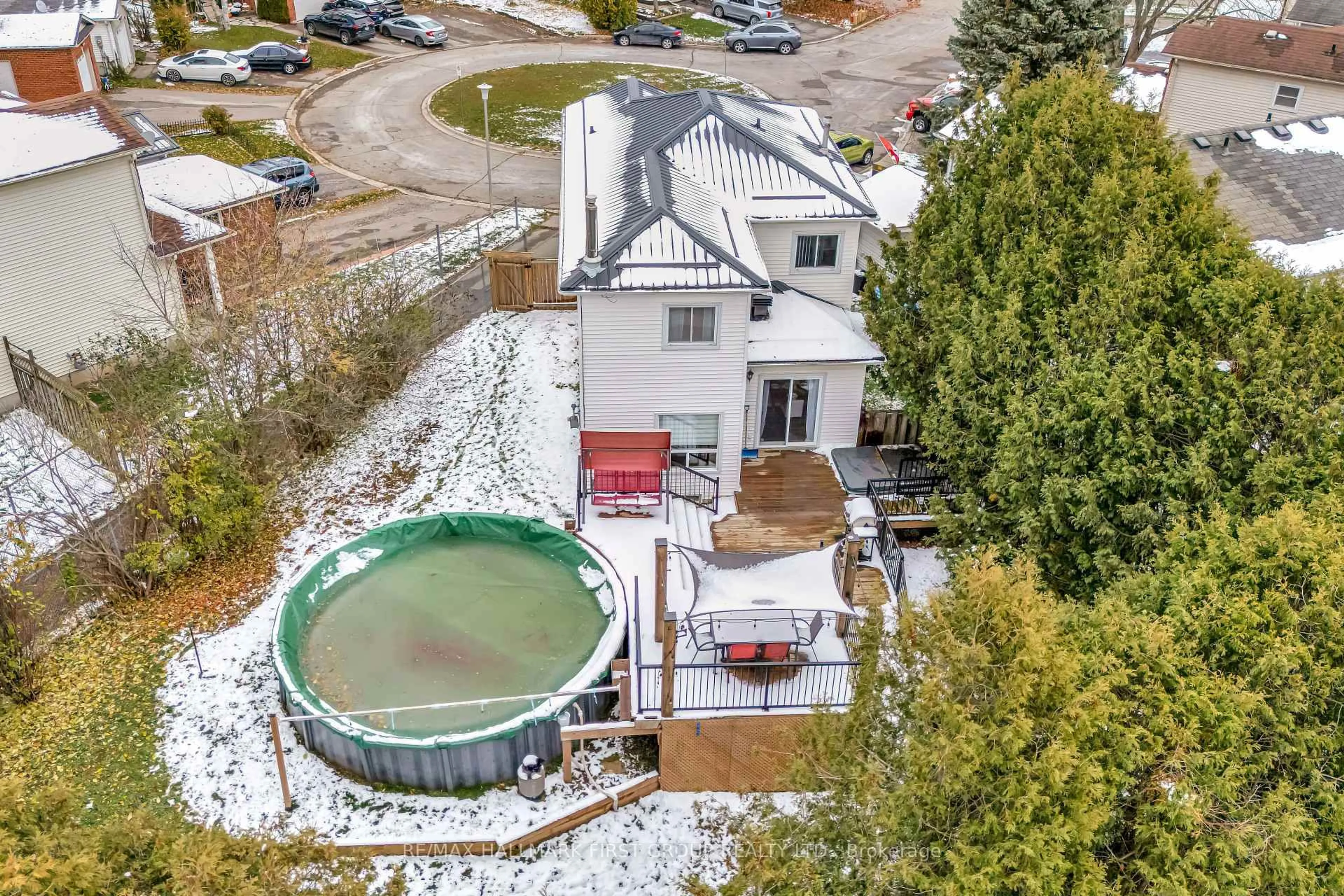 A pic from outside/outdoor area/front of a property/back of a property/a pic from drone, water/lake/river/ocean view for 18 Curtis Crt, Port Hope Ontario L1A 4H5