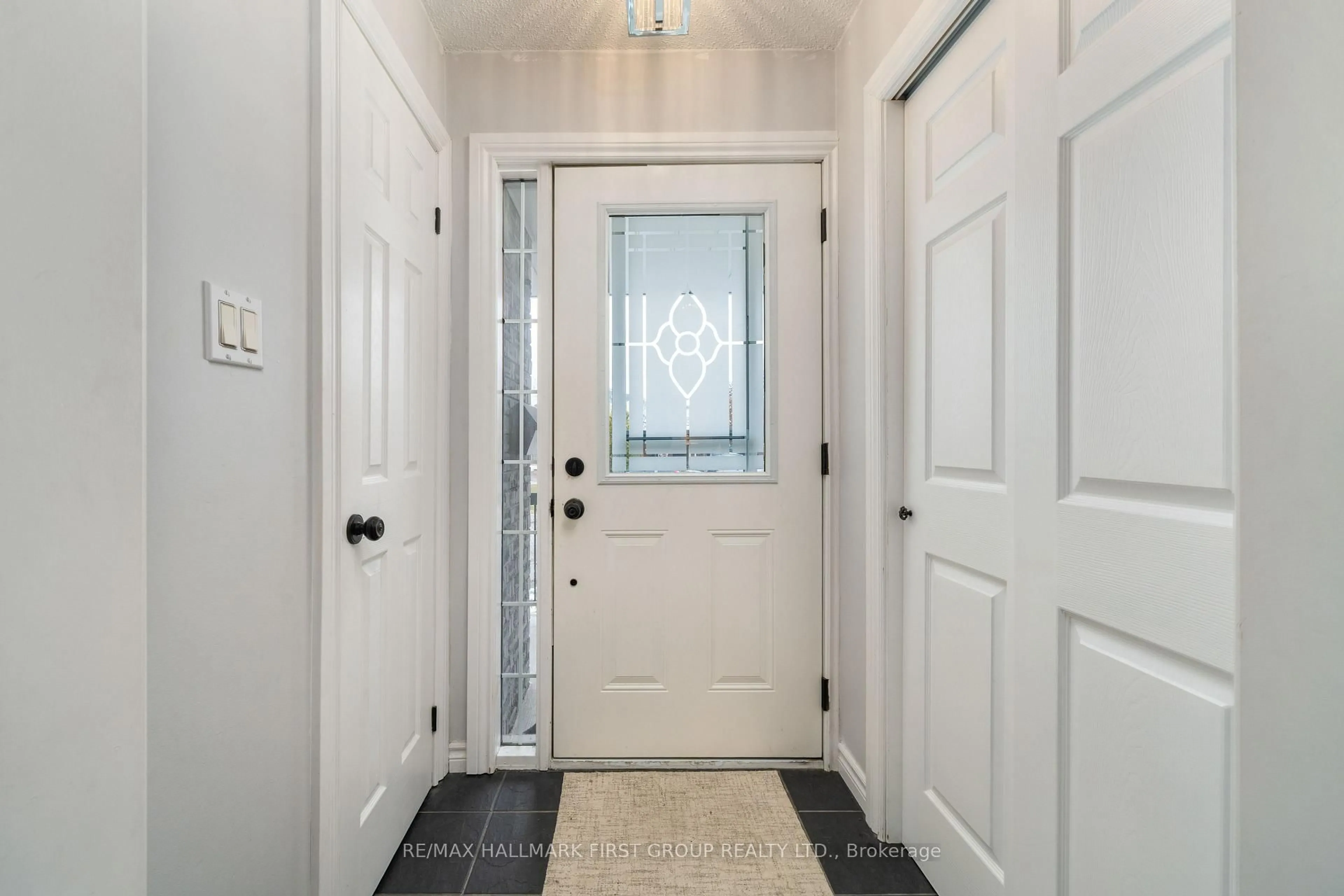 Indoor entryway for 18 Curtis Crt, Port Hope Ontario L1A 4H5