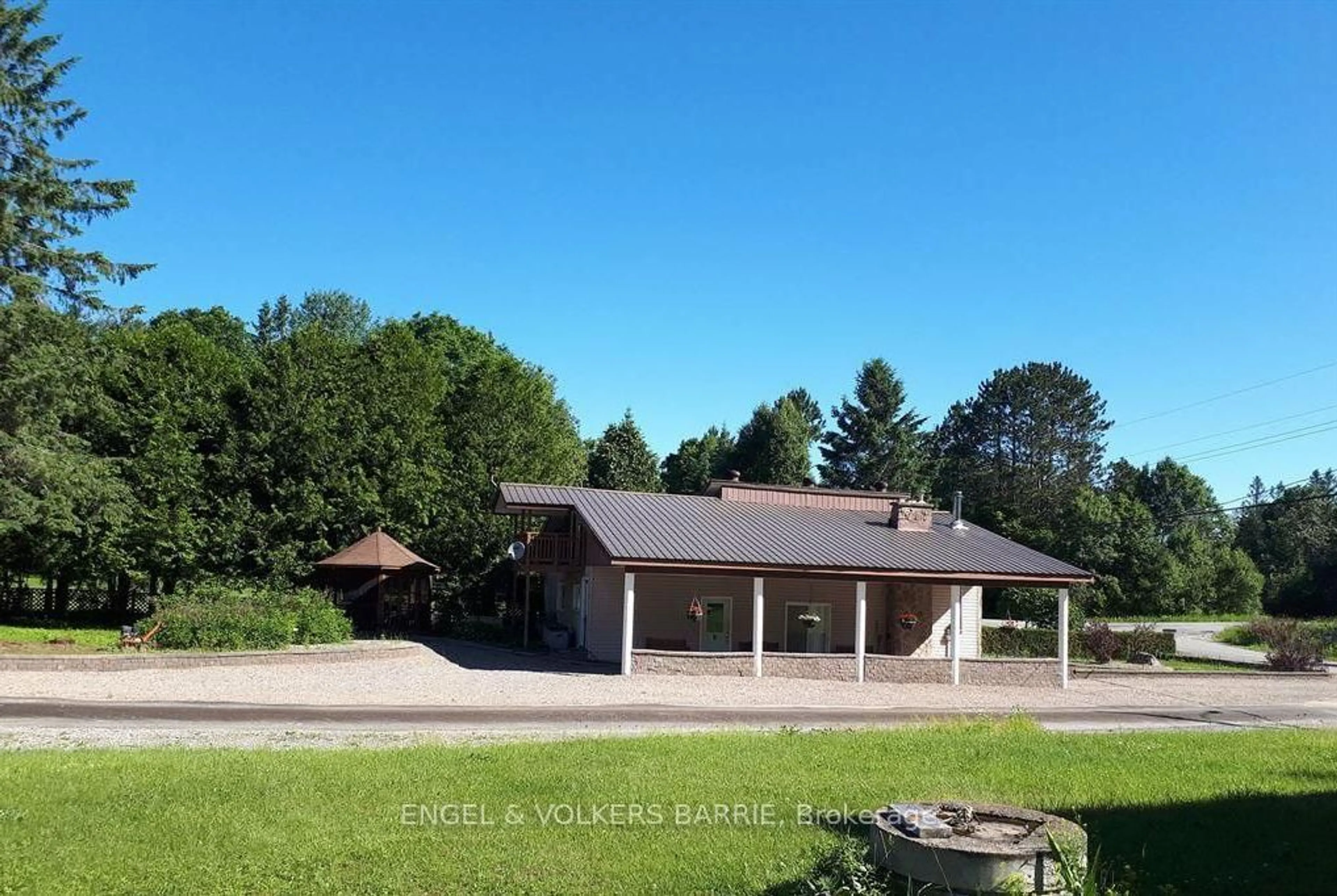 A pic from outside/outdoor area/front of a property/back of a property/a pic from drone, building for 1007 Dewey St, Highlands East Ontario K0M 1R0