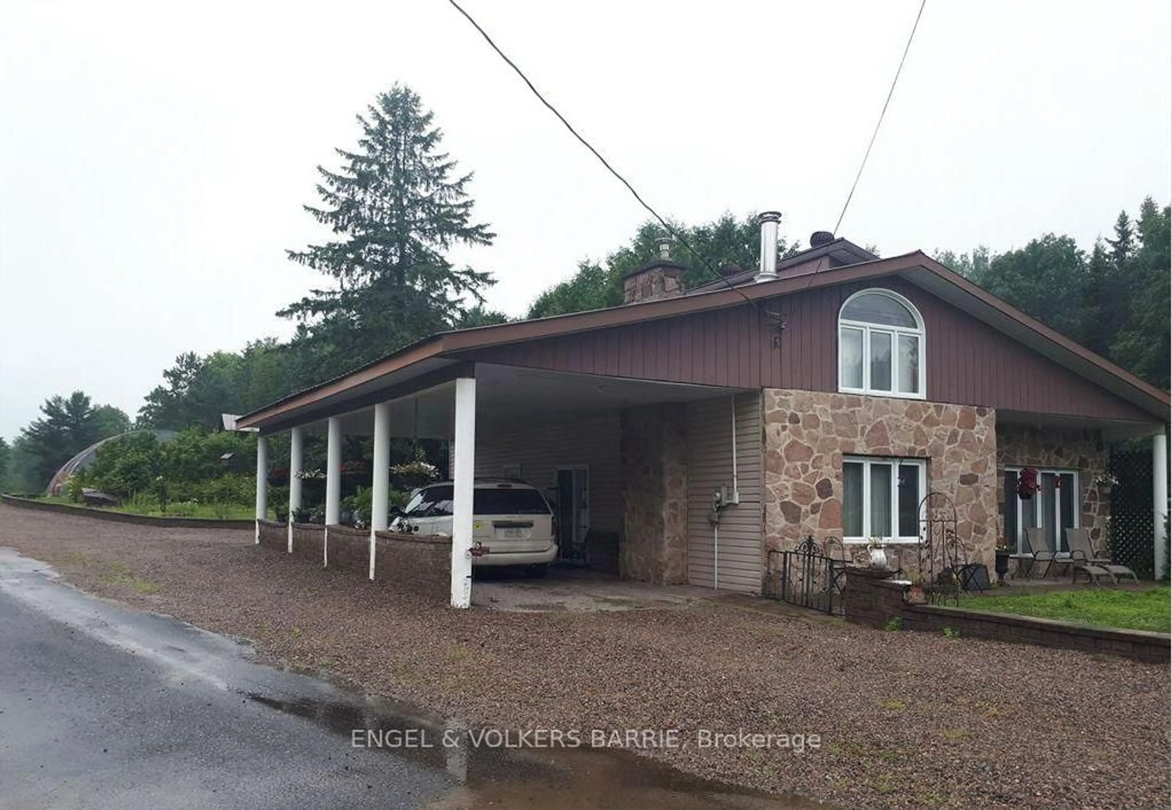 Indoor garage for 1007 Dewey St, Highlands East Ontario K0M 1R0