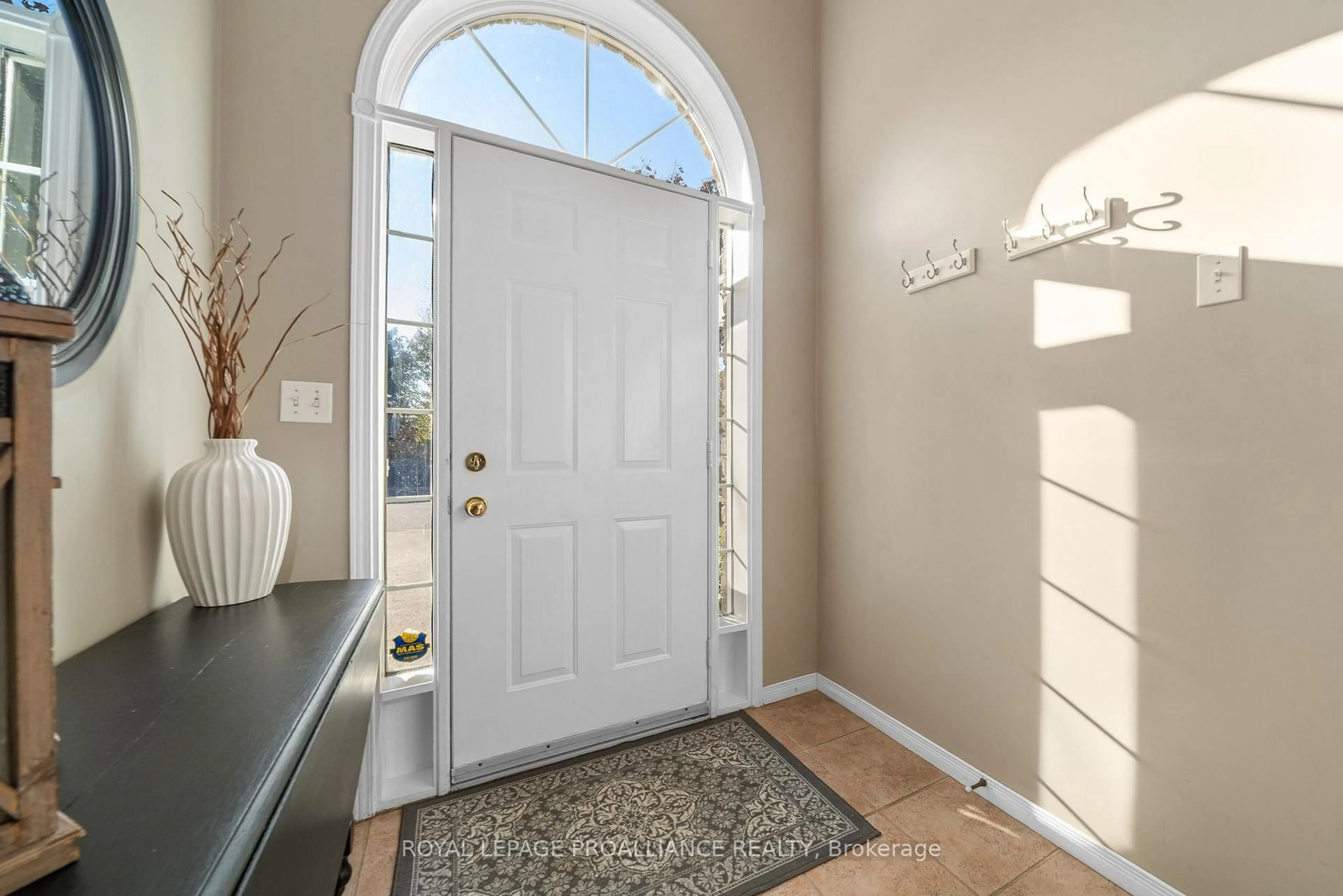 Indoor entryway for 25 Faraday Gdns, Belleville Ontario K8P 5J5
