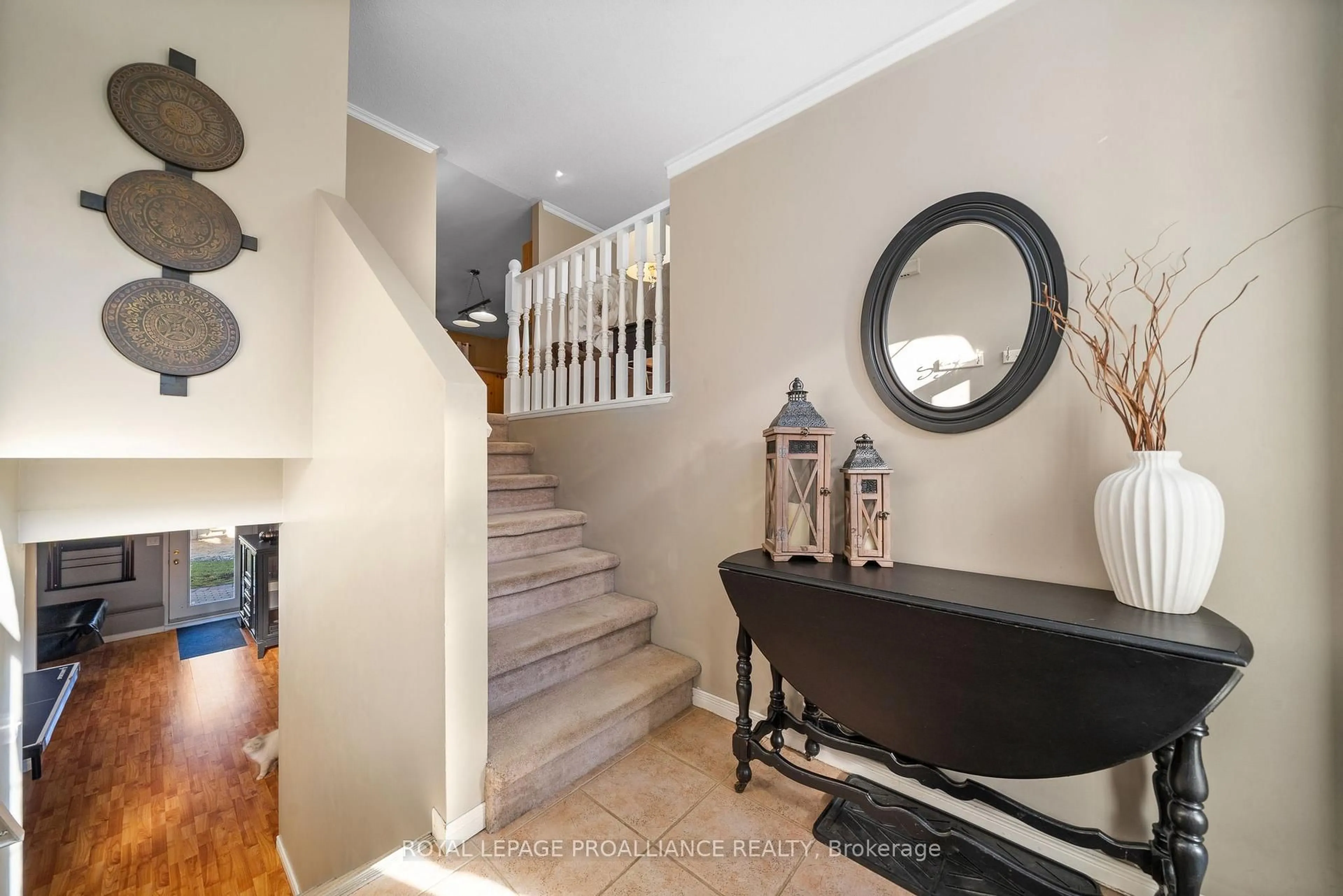 Indoor entryway for 25 Faraday Gdns, Belleville Ontario K8P 5J5