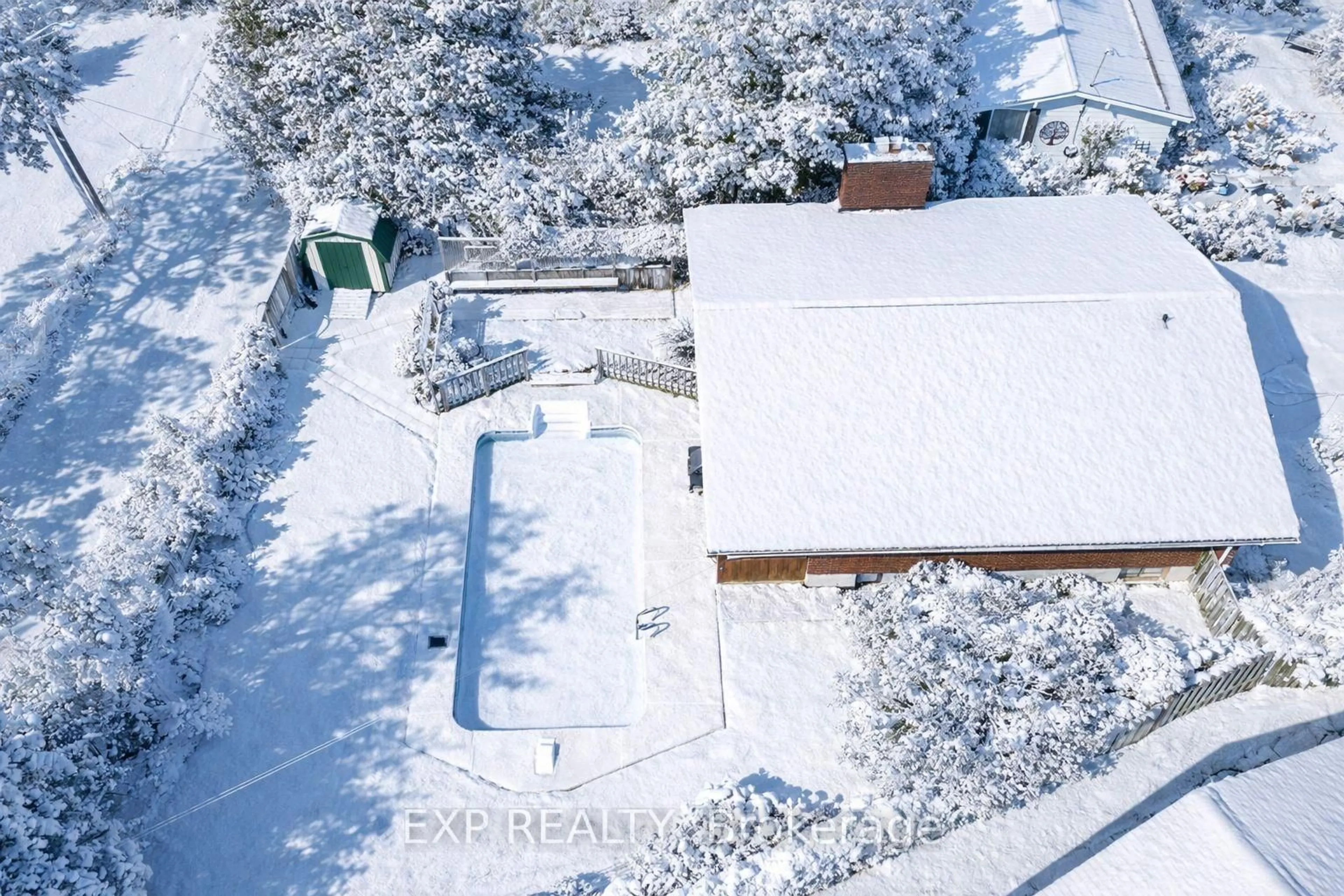 A pic from outside/outdoor area/front of a property/back of a property/a pic from drone, street for 121 Queen St, Kawartha Lakes Ontario K0M 1N0